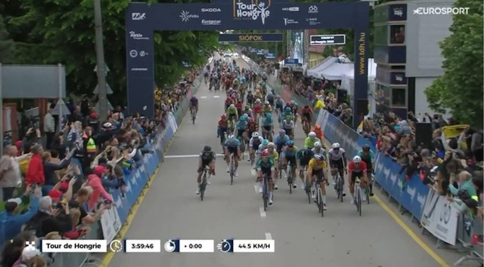 Van Poppel ziet ploeggenoot Welsford uitvallen na zware val, maar sprint naar tweede zege in Hongarije