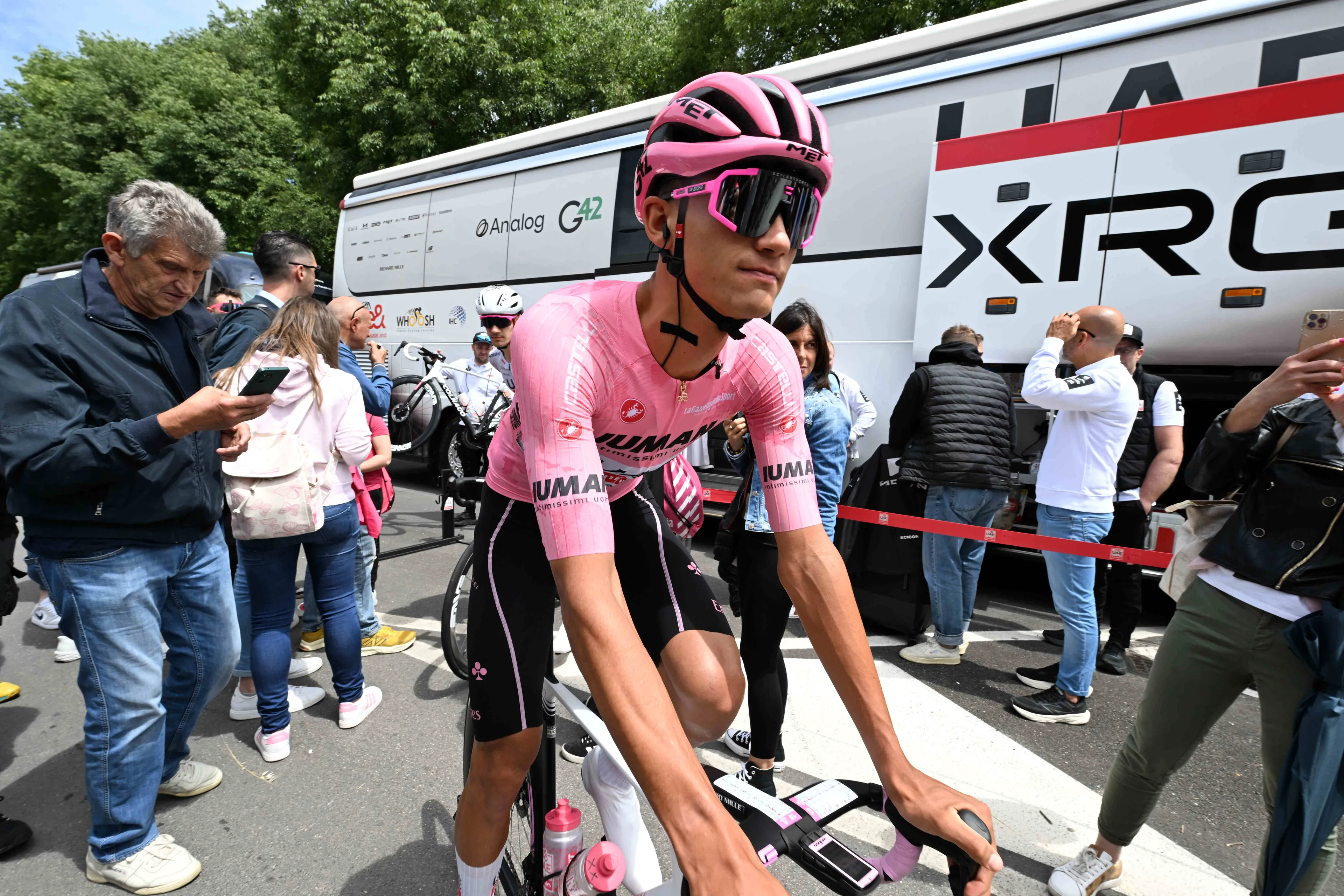 Why the Giro d’Italia peloton and Ayuso don't have to count on Isaac Del Toro collapsing