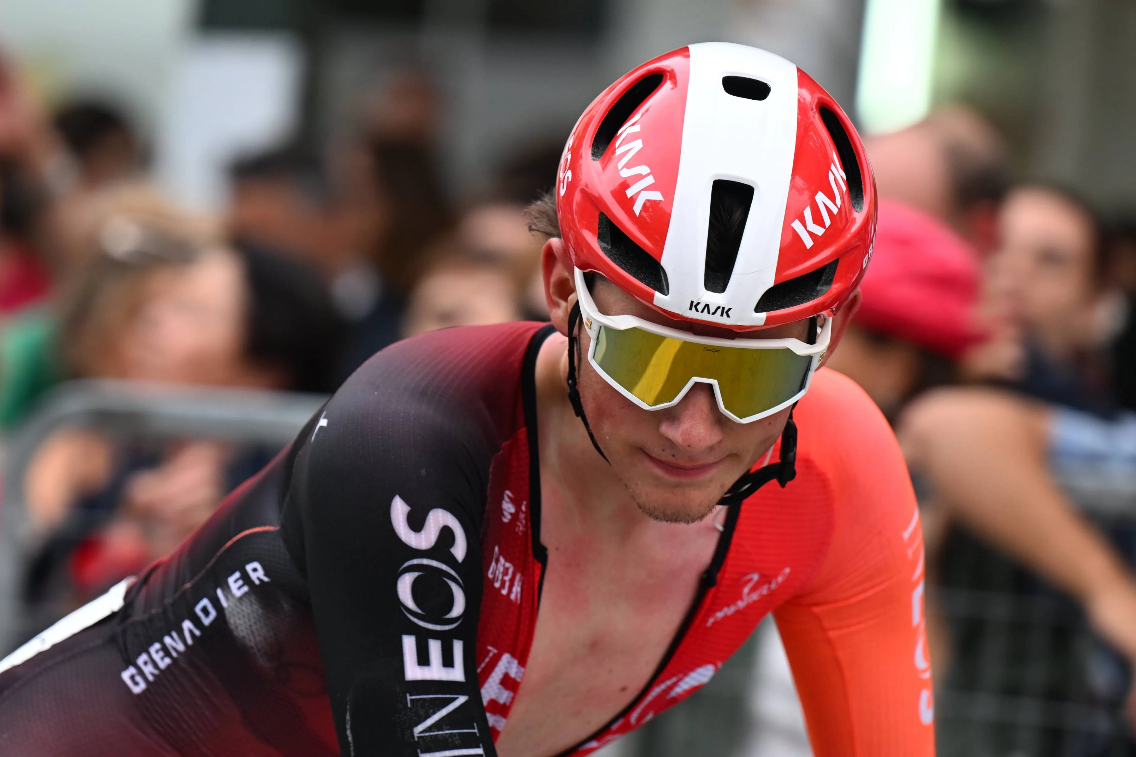 Deelnemers, rugnummers en uitvallers Giro d'Italia 2025 | Natte etappe levert met Roglic, Tarling en Martinelli al 3 opgaves op