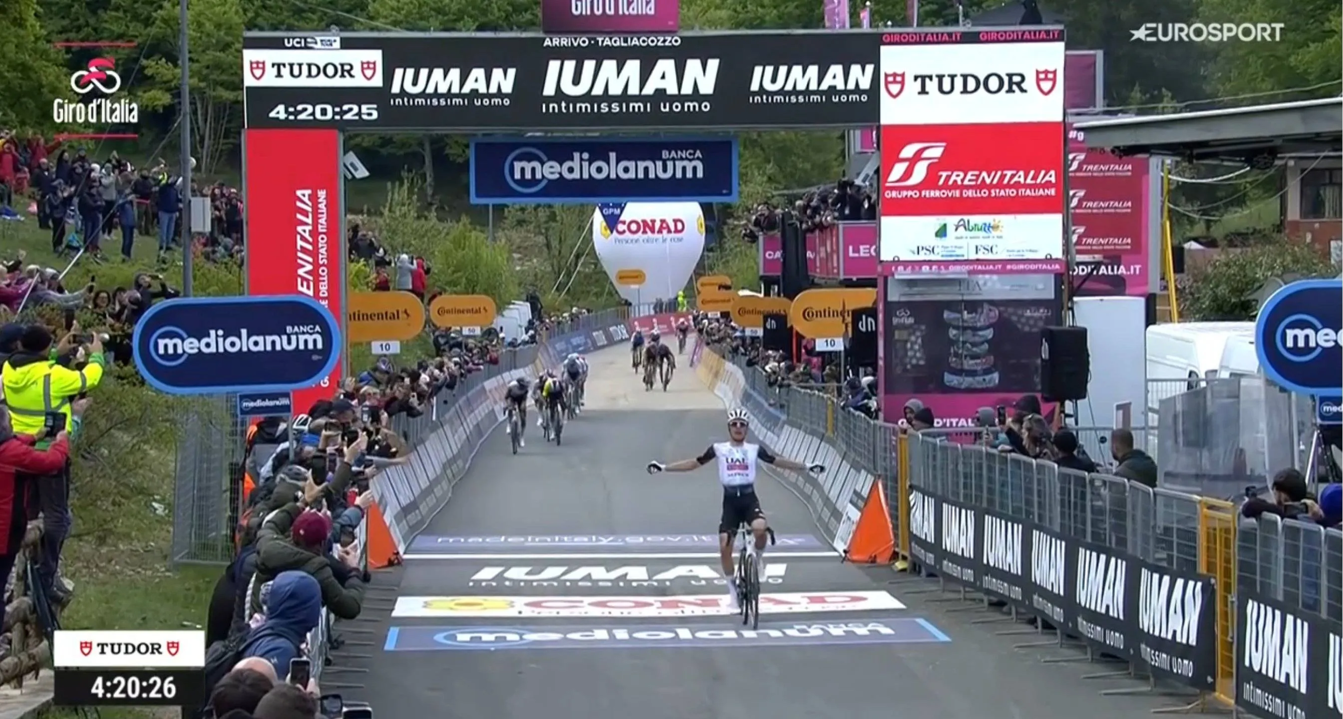 1-0 for Ayuso! Spaniard wins first uphill finish in the Giro with a brilliant acceleration, Roglic takes the pink jersey
