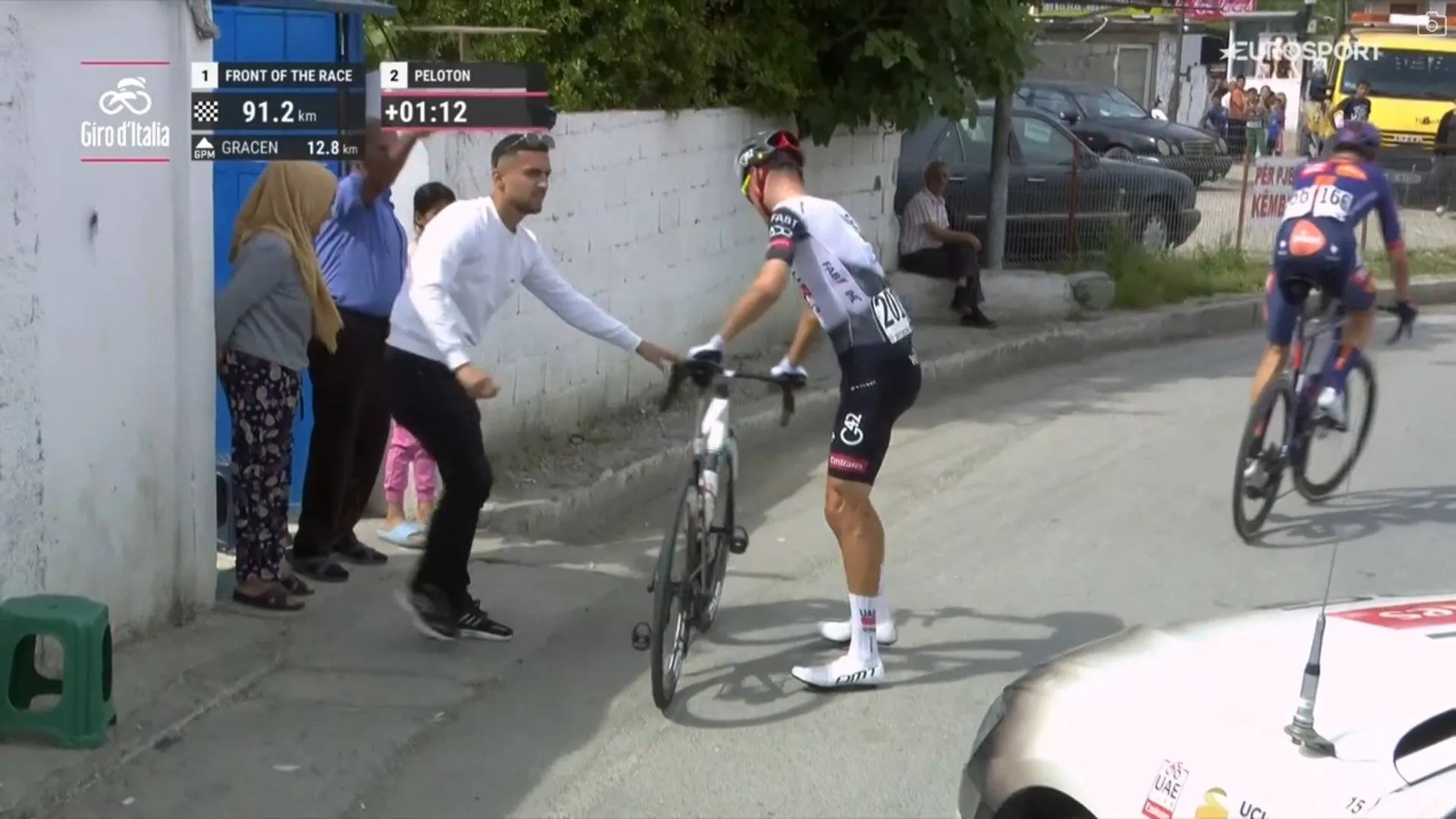 "Ayuso now knows his strategy too," Spain shouts, but UAE also refers to crash after Giro blow from Roglic