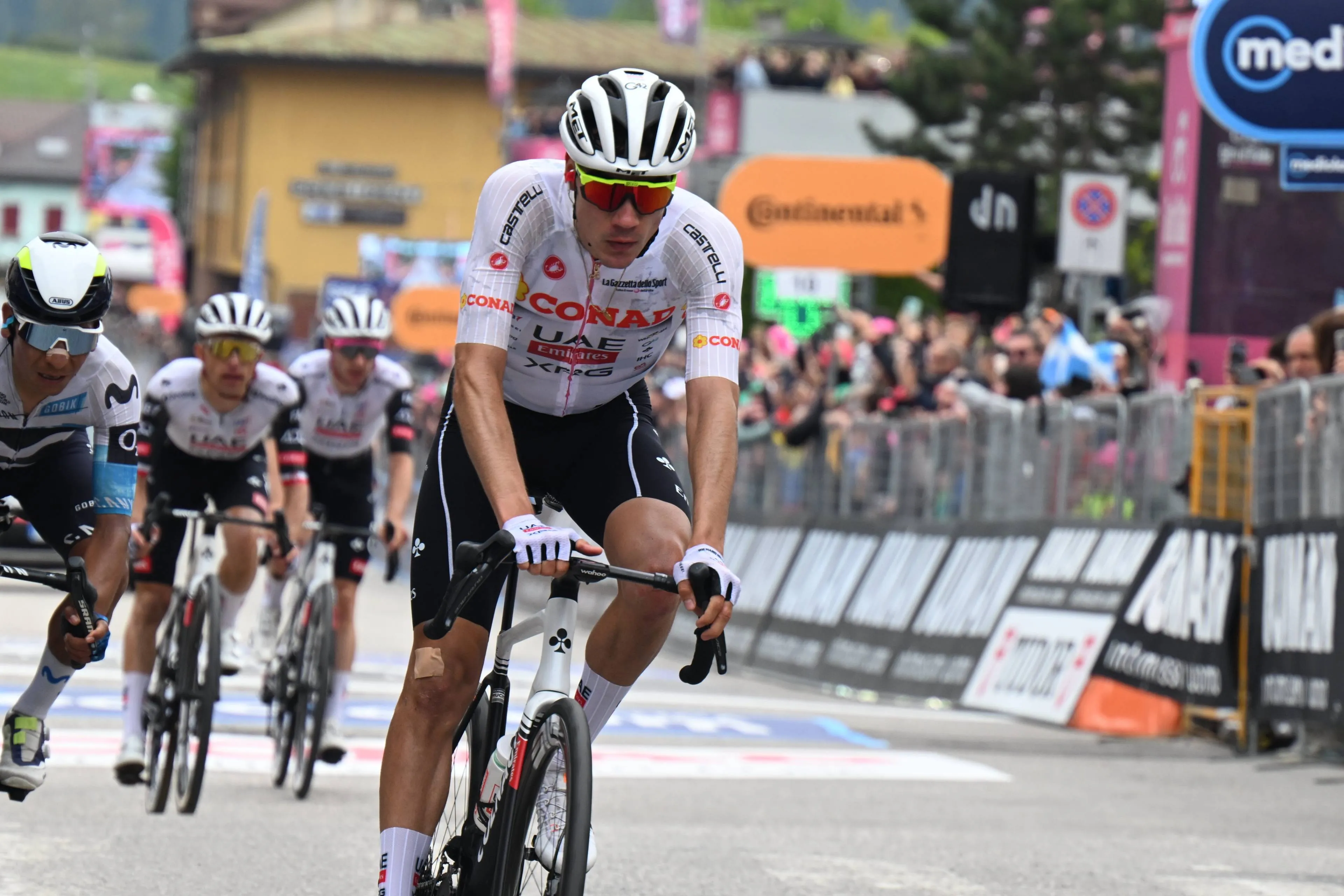 Stitches Ayuso's knee removed on rest day, but he admits: "The injury still hurts a lot"