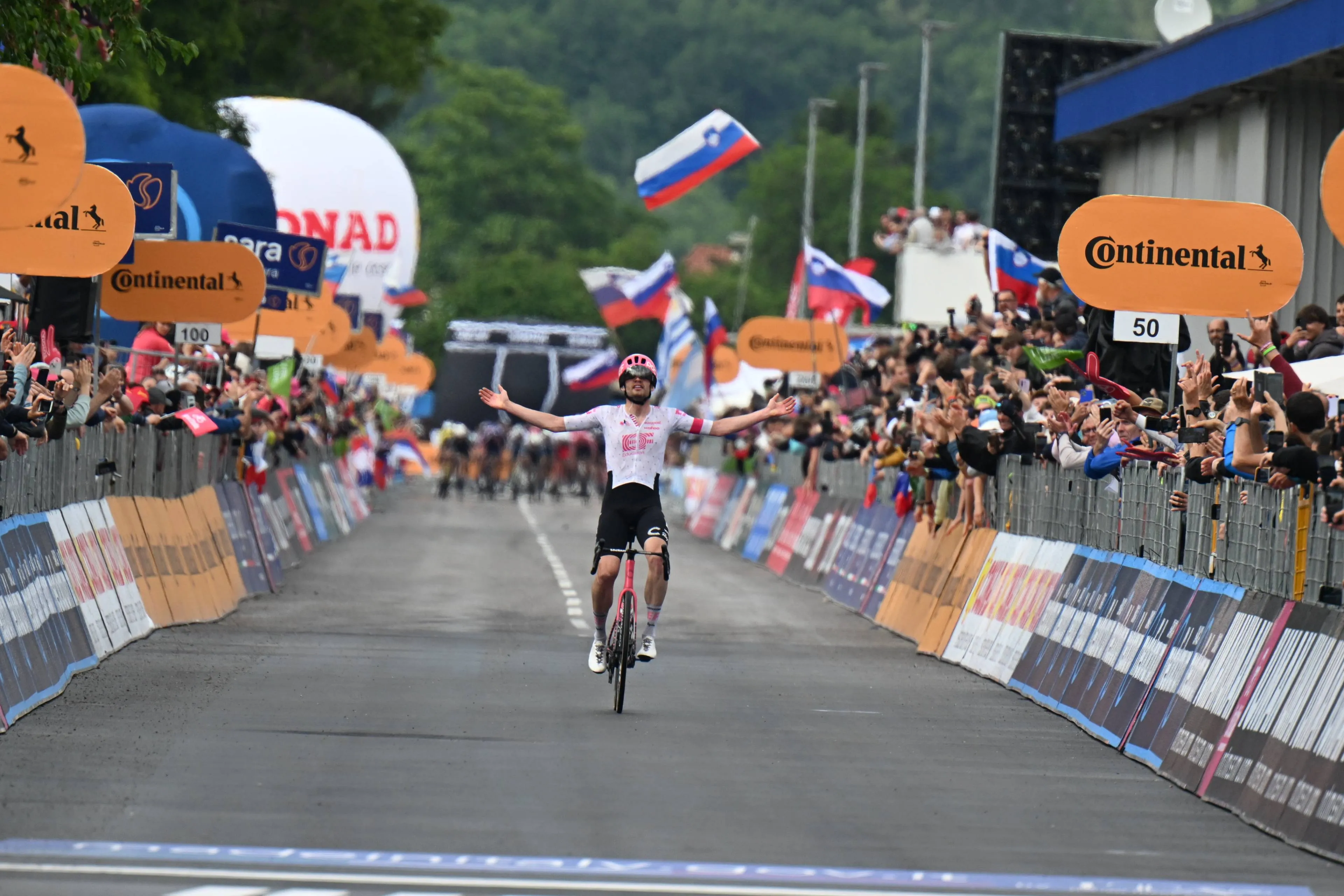 Asgreen wint door valpartij ontsierde Girorit: Roglic en Ayuso verliezen tijd, Ciccone en Tiberi nog veel meer