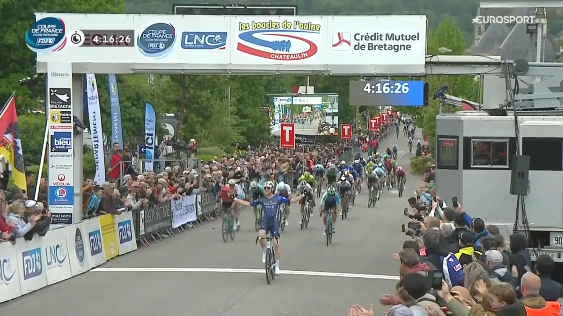Met splijtende aanval in typisch Franse laatste kilometer wint Lewis Askey in Boucles de l'Aulne eerste profzege