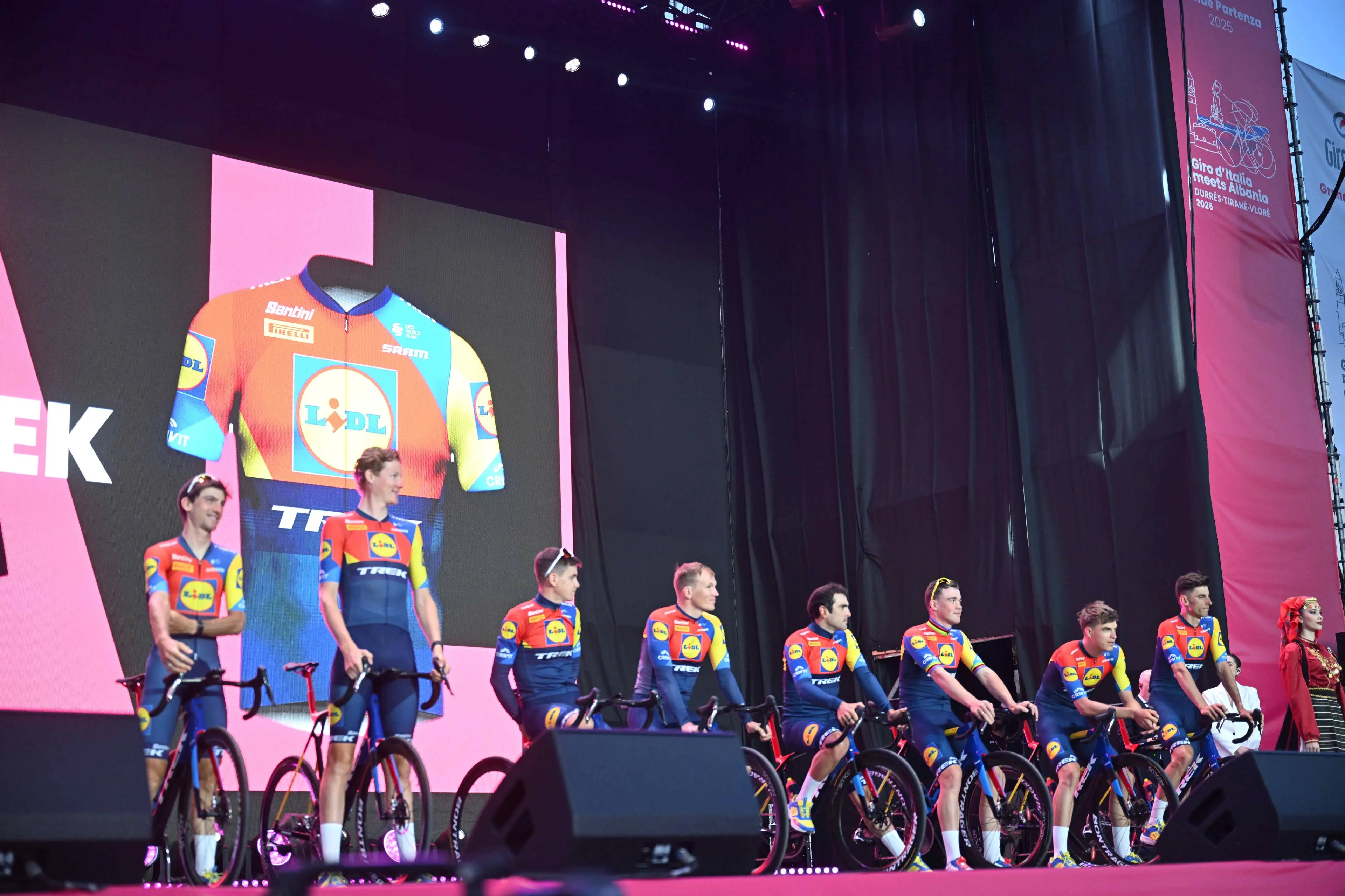 Dit is het indrukwekkende Lidl-Trek-motorblok voor Mads Pedersen in Giro: 'Op training merkten we hoe superhard hij kan rijden'