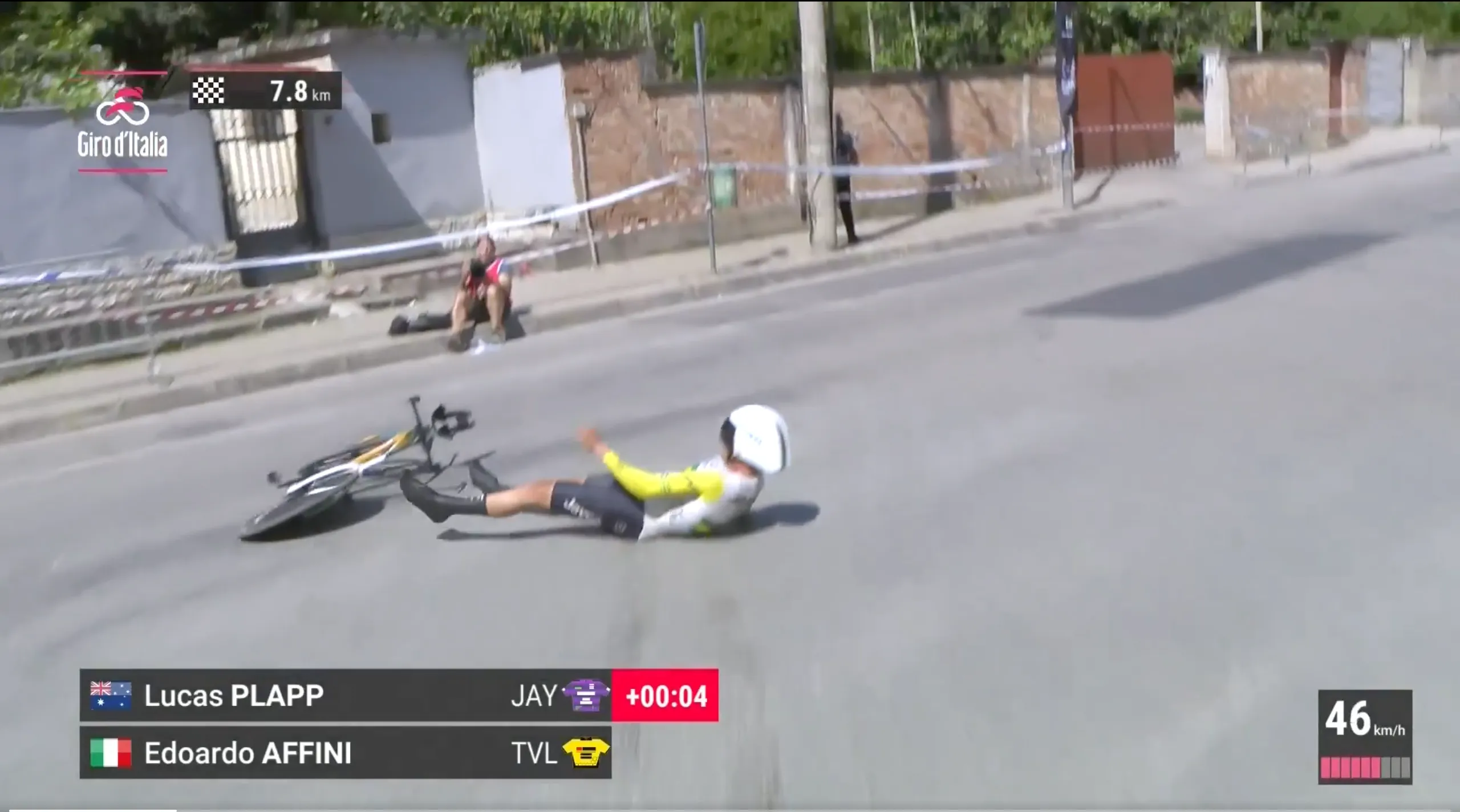 🎥 Treacherous corner in Giro time trial causes scary moments: Plapp crashes hard, Affini narrowly avoids disaster