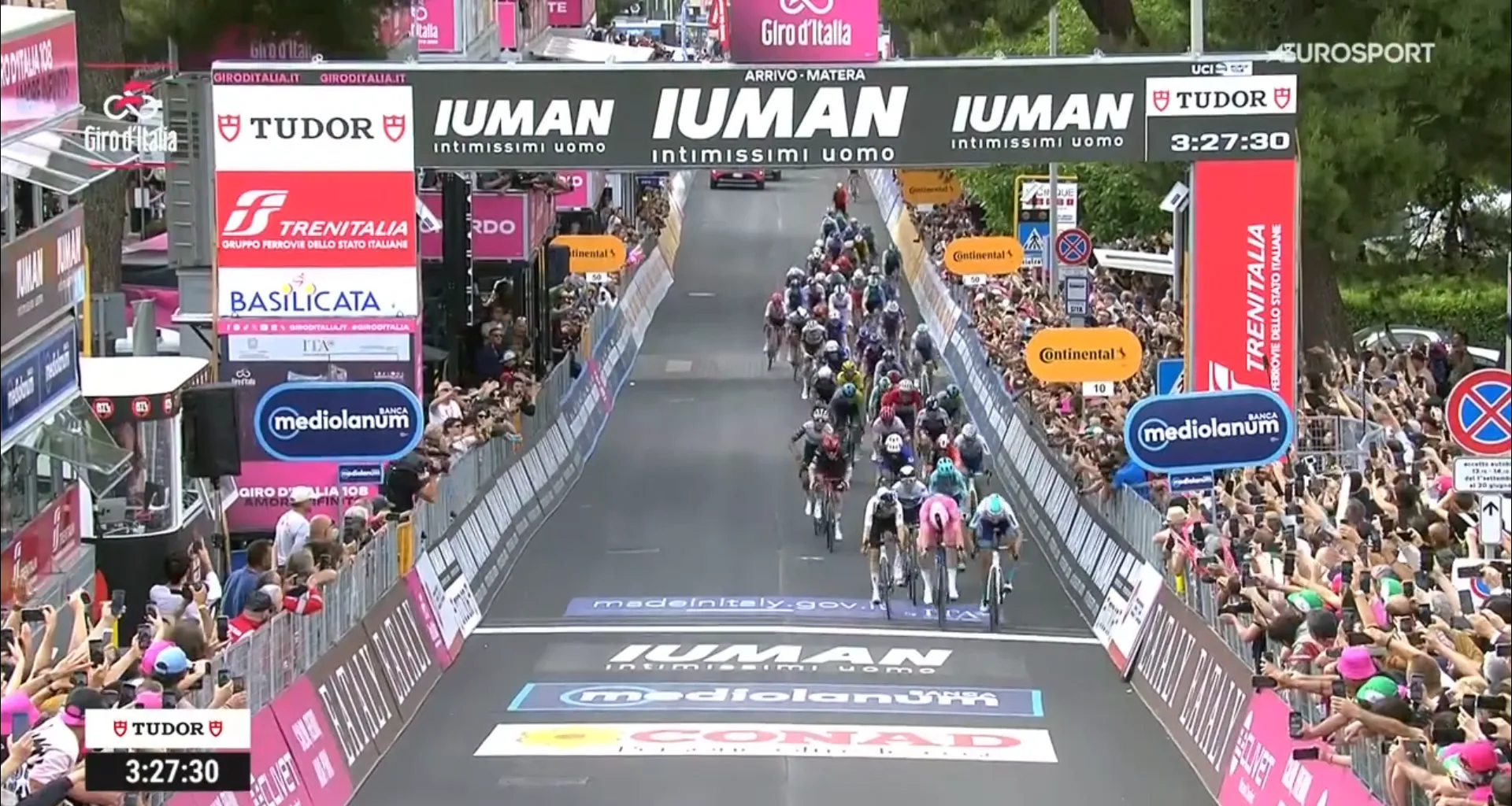 How close was that?! Pedersen wins his third Giro stage in Matera with a slim margin and strengthens his lead in the pink jersey