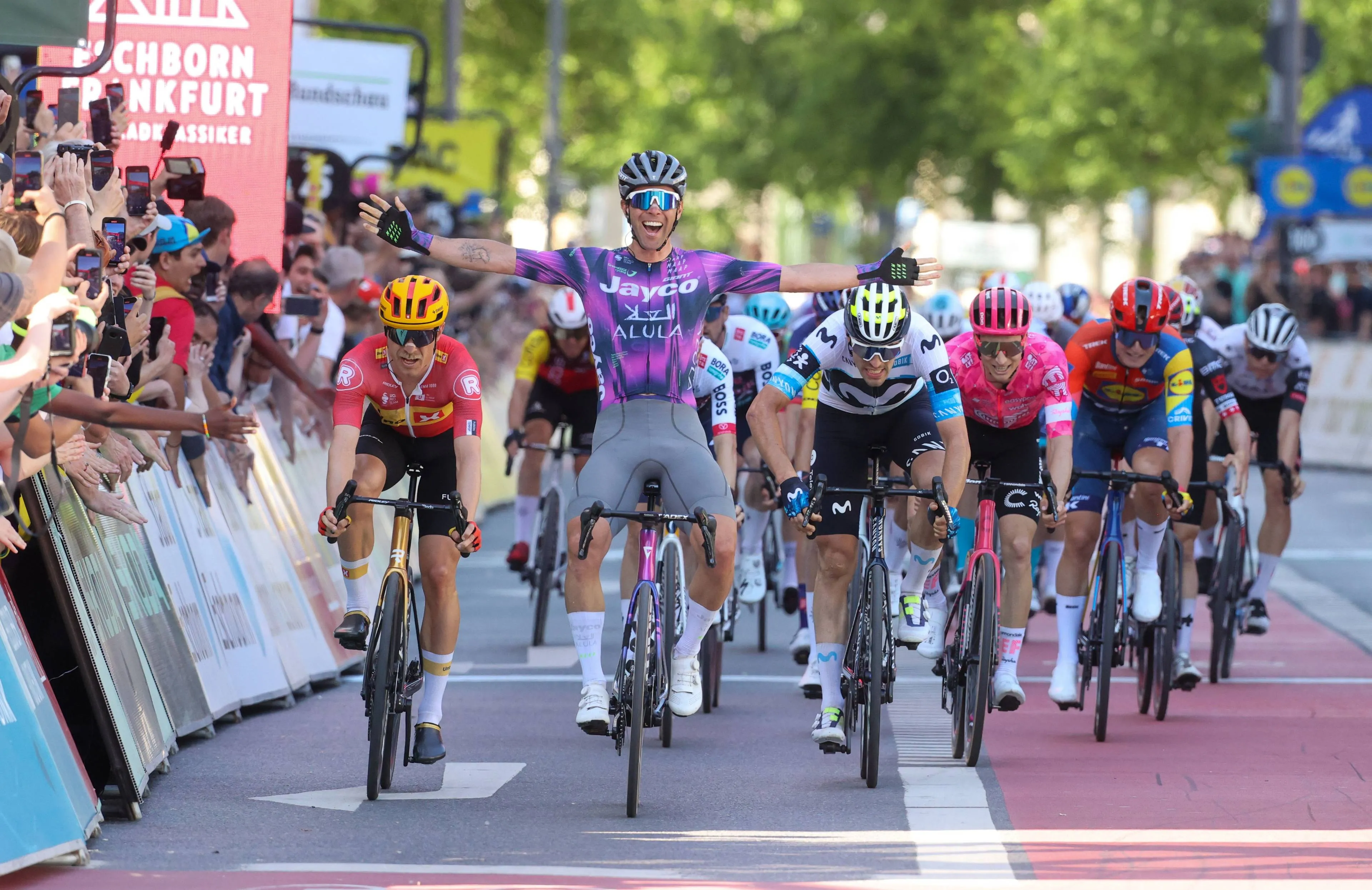 Matthews zet Frankfurt-zege in perspectief van Van der Poel en Pogacar: 'Heeft mijn zin nooit ontnomen'