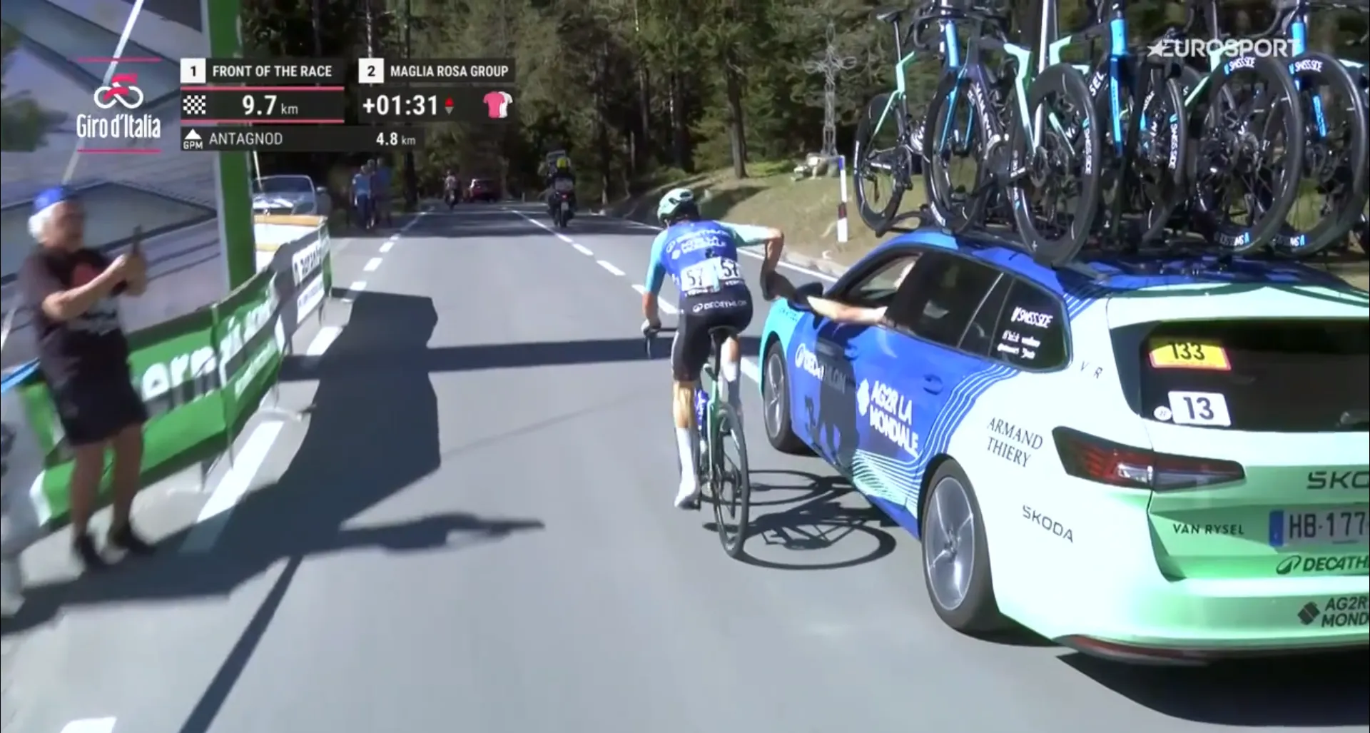 Boetes en tijdstraffen Giro d'Italia 2025 | Winnaar Prodhomme niet bestraft voor 'sticky bottle', 3 anderen wel