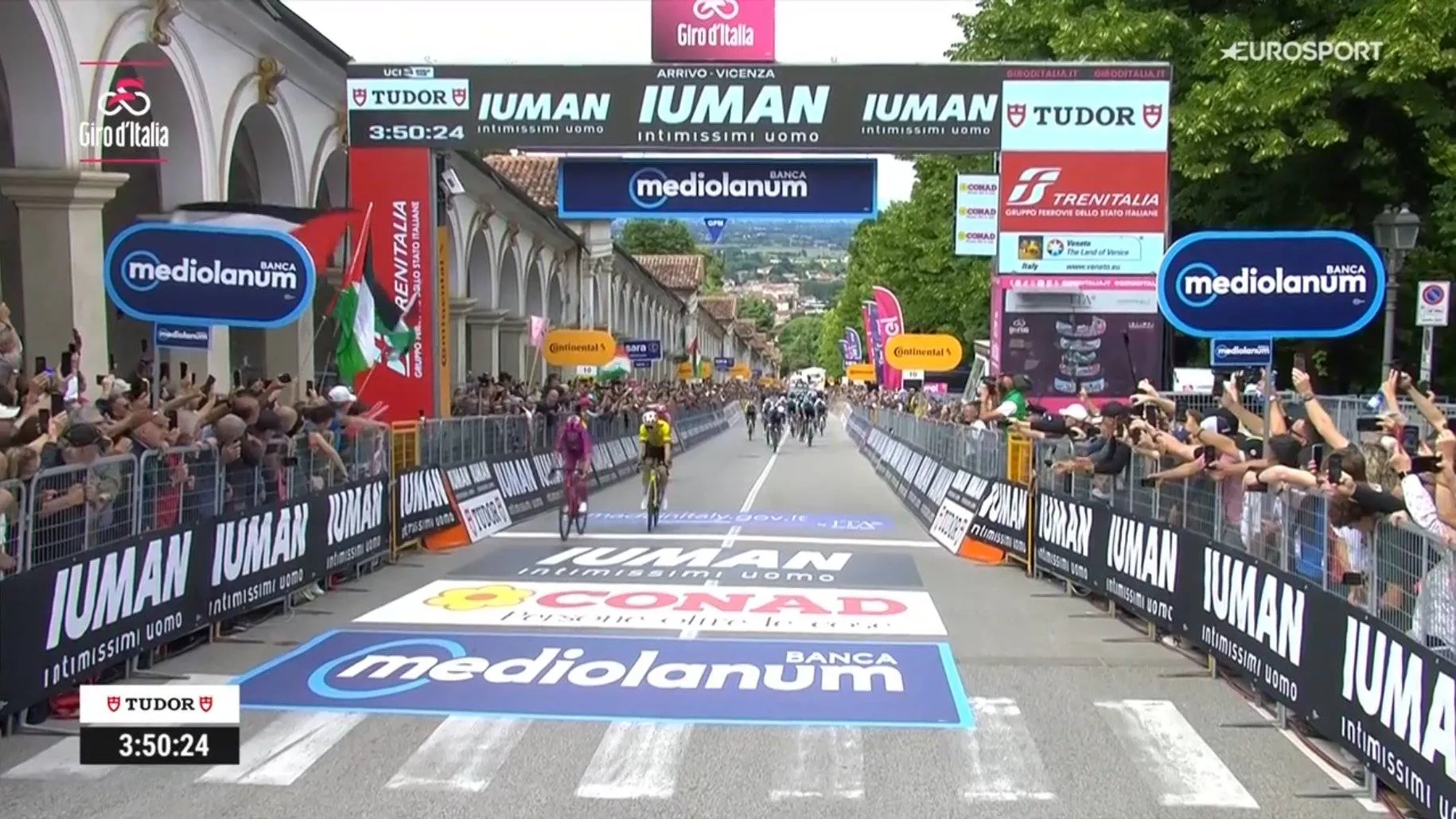 Victory number 4! Pedersen edges out van Aert in the thirteenth stage of the Giro with a brilliant sprint