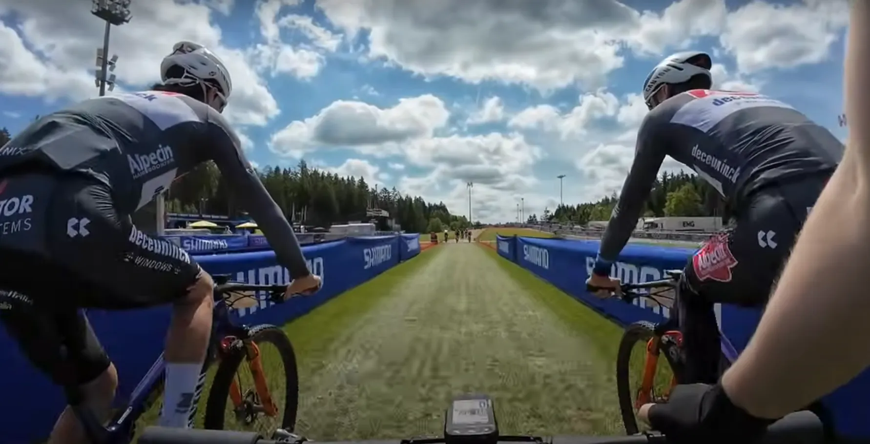 🎥 In het spoor van Mathieu van der Poel: Puck Pieterse neemt je mee op MTB-verkenning met Alpecin-Deceuninck-mannen