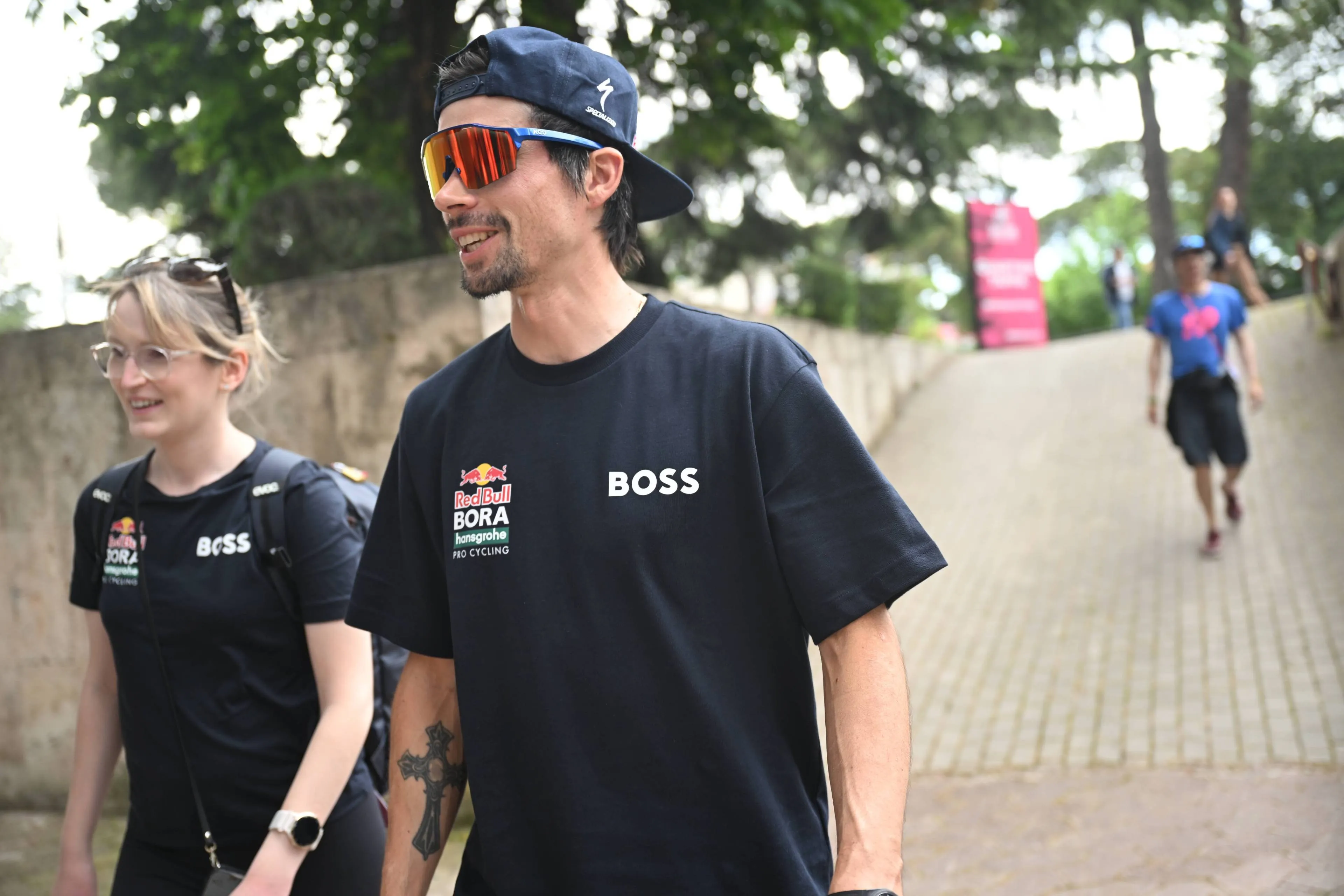 Prim'boss' Roglic steelt op uiterlijk vertoon de show bij Giro-persconferentie: 'Voel me 10 op 10, maar iemand anders wellicht 15 op 15'