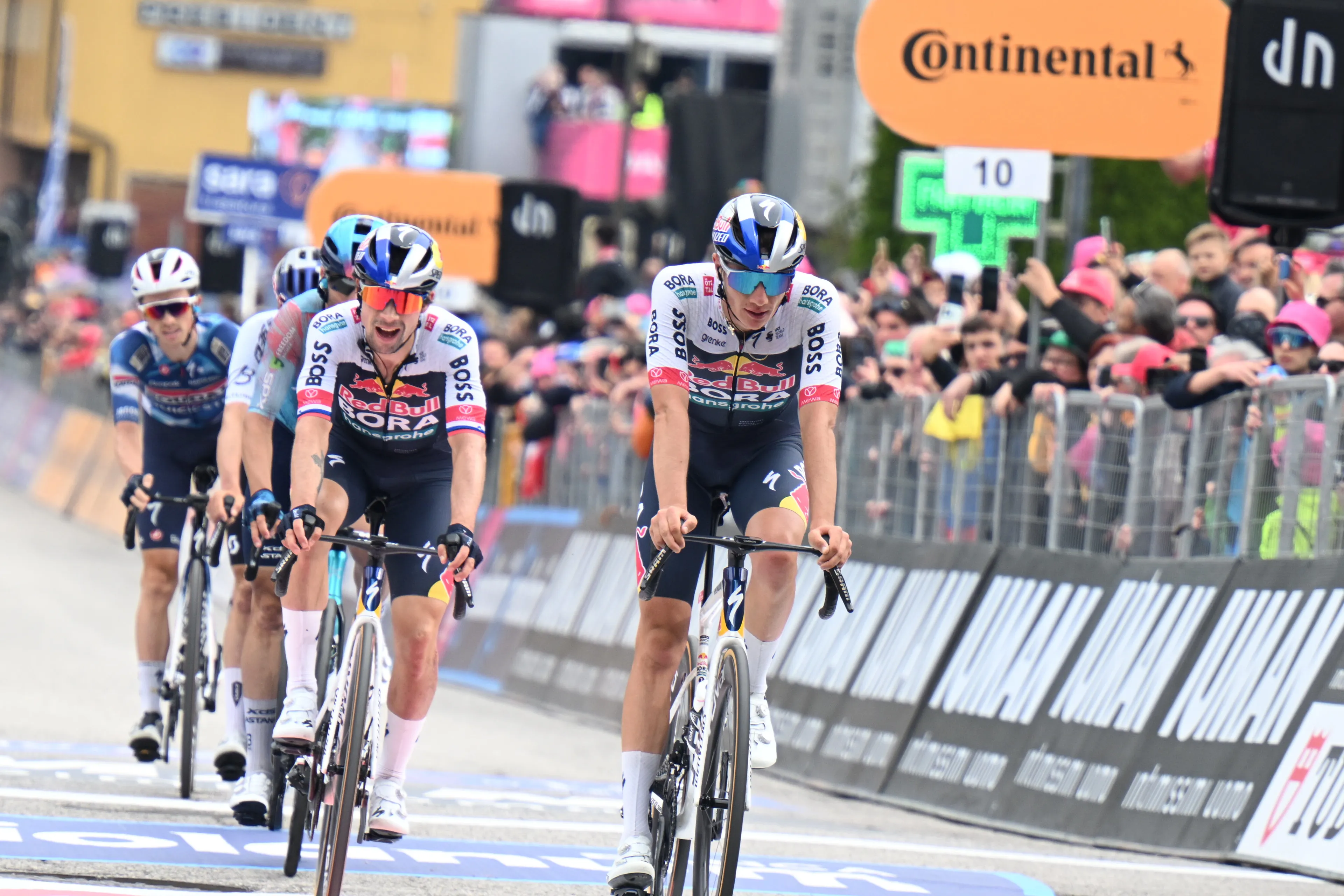 Nieuwe val had weinig invloed op abandon Roglic: 'Had al last toen hij zestig watts op de roller trapte'