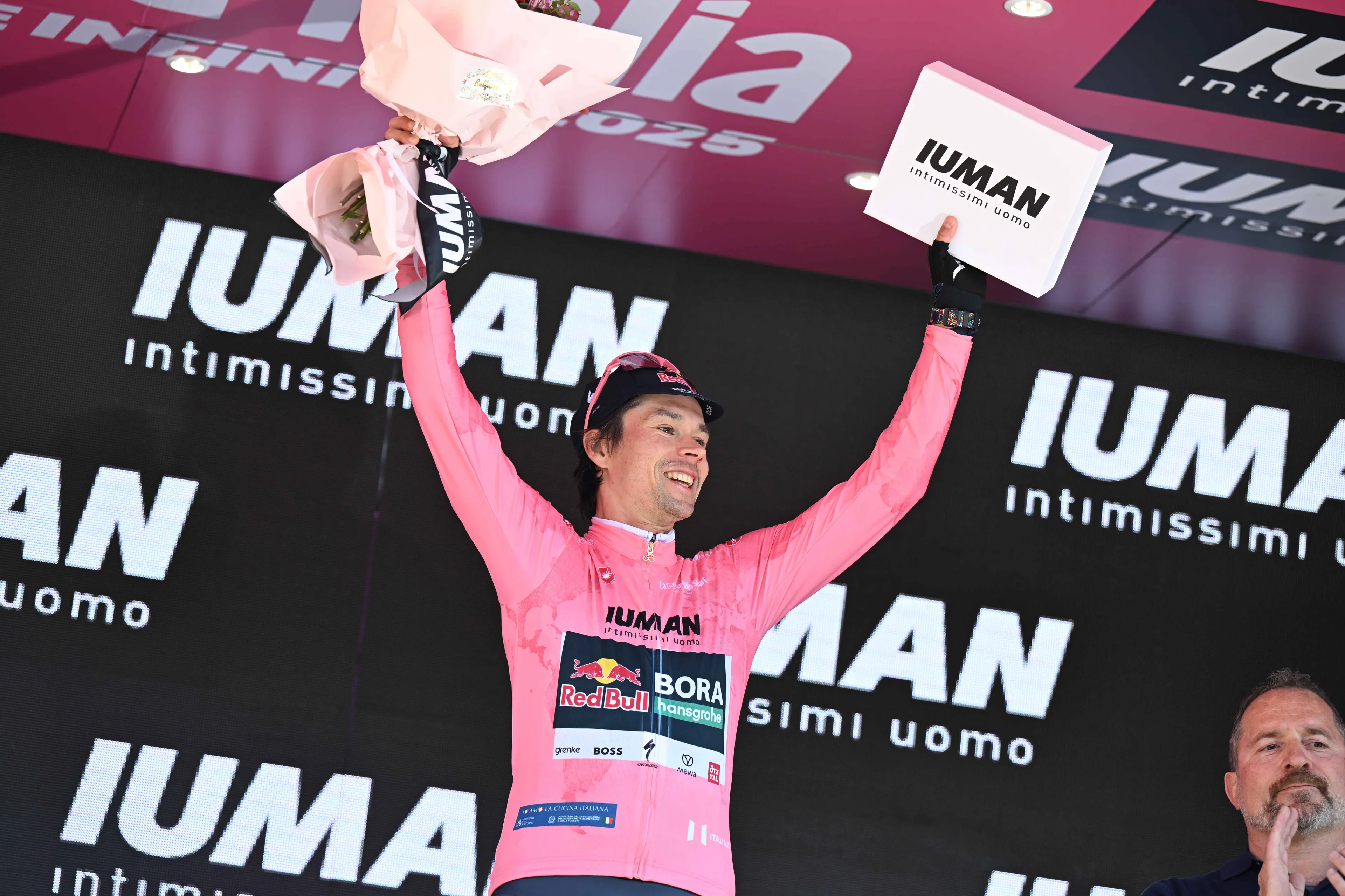 Klassementen Giro d'Italia 2025 | Roglic neemt de leiding met miniem verschil over van Pedersen, Van Aert zakt uit top tien