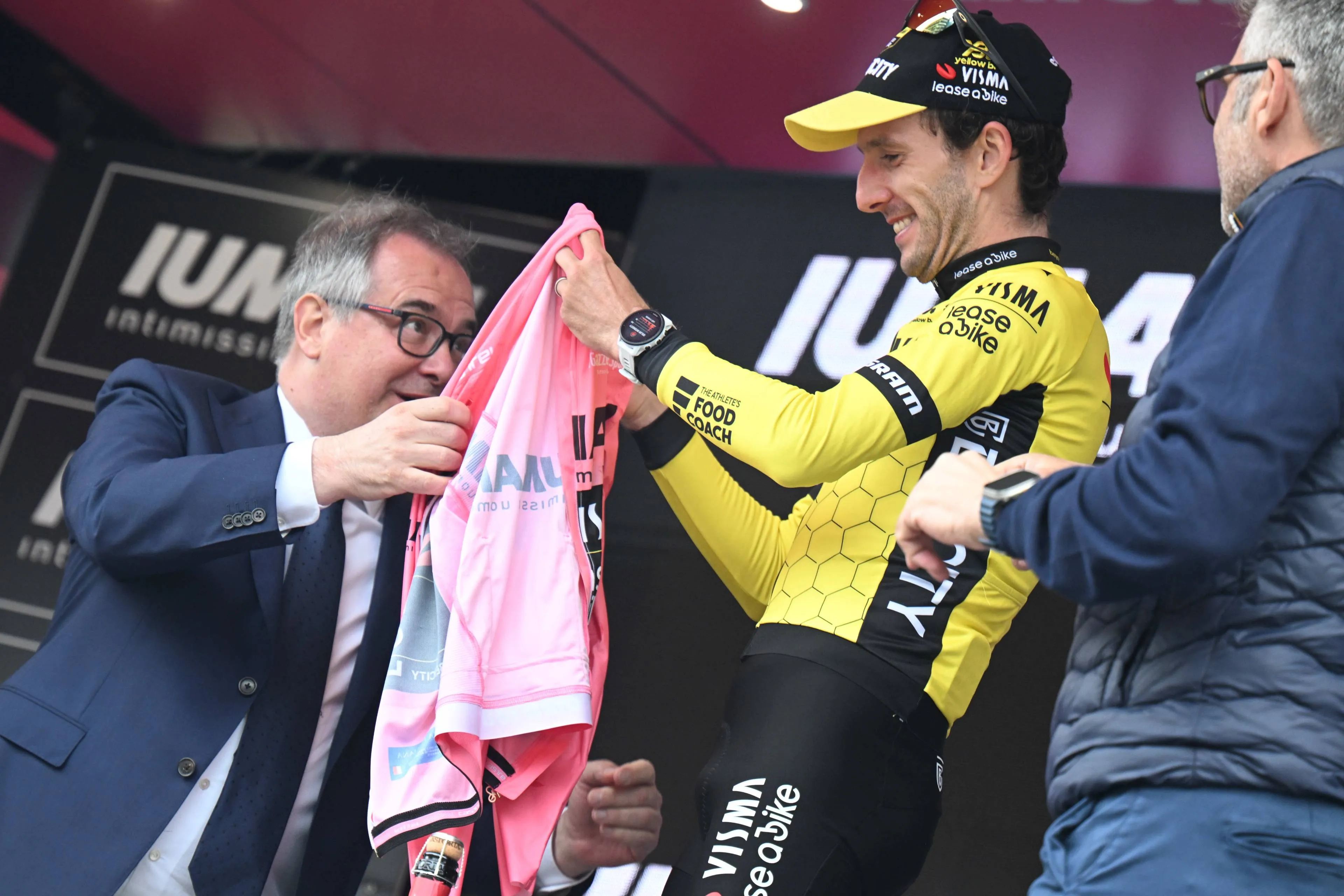 Visma | Lease a Bike wil het eigenlijk niet zeggen, maar zag Van Aert en Yates schitteren dankzij UAE