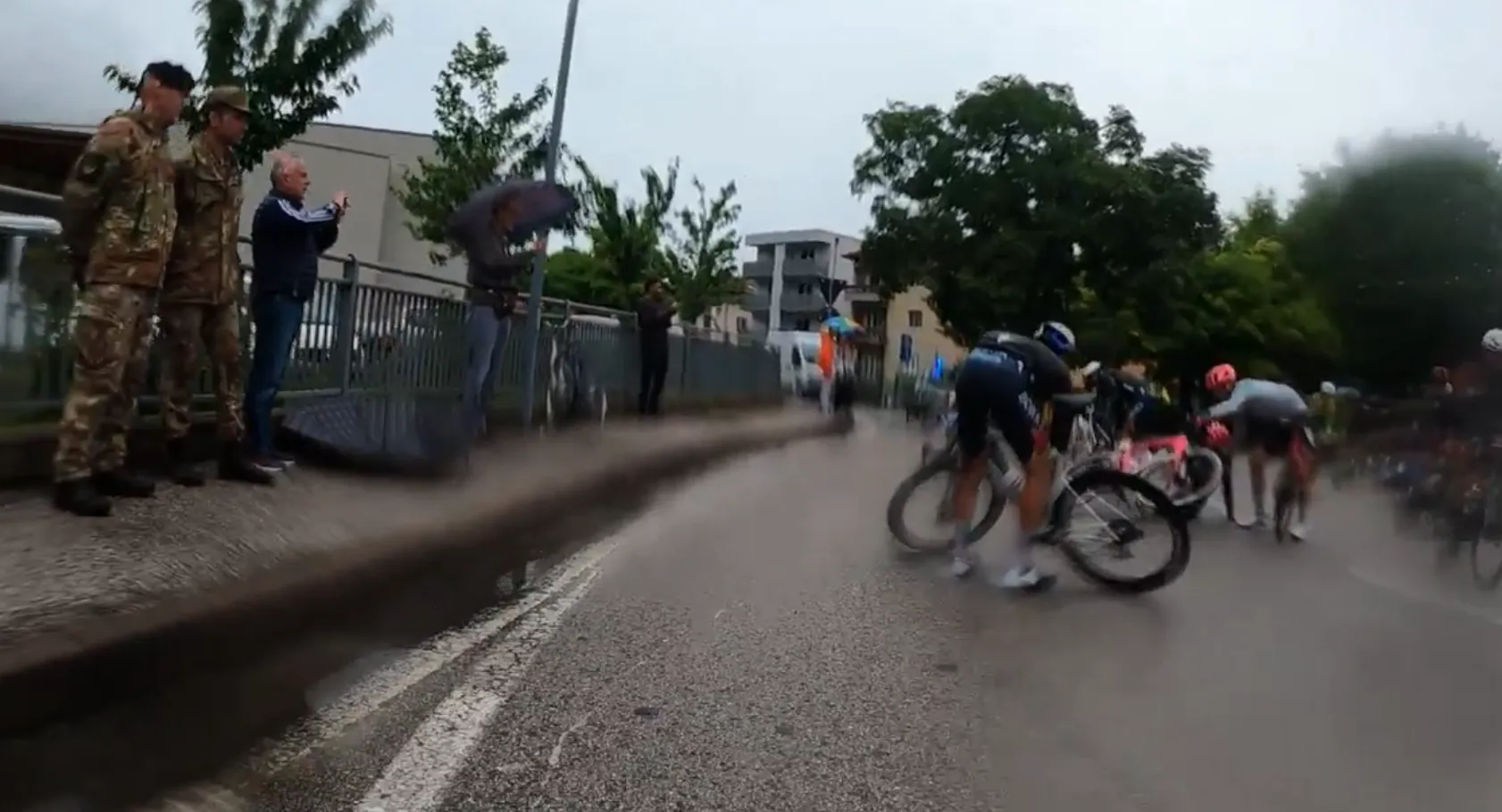 🎥 Beelden van doorslaggevende val Primoz Roglic in Giro d'Italia duiken op