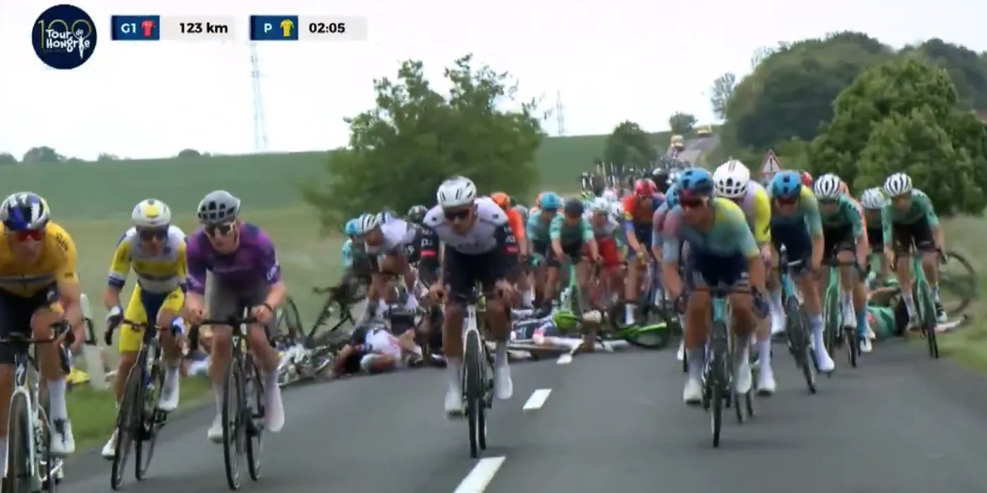 🎥 Massale val in Ronde van Hongarije: tientallen renners ten val, Welsford, Torres en Wandahl naar ziekenhuis