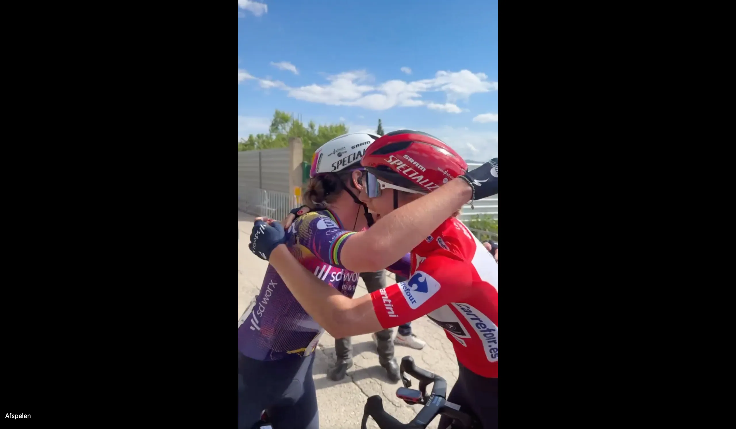 🎥 Ploeggenoten Gerritse en Bredewold vol ongeloof na de finish bij winnares Van der Breggen: 'Huh, hoe kan dit nou?'