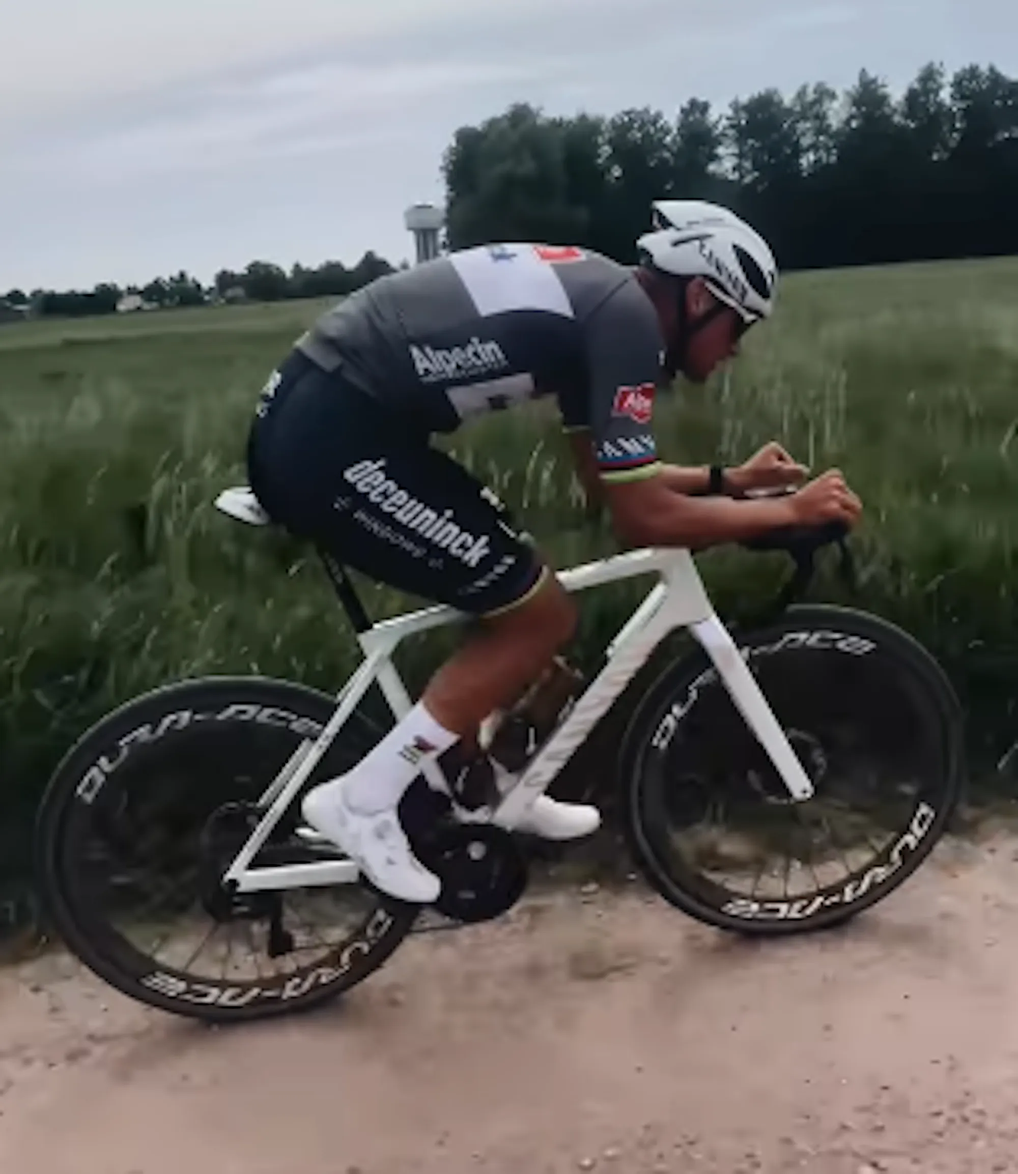 🎥 Without his rainbow jersey, but with a new gravel bike: is van der Poel giving a subtle hint about the World Championships in South Limburg?