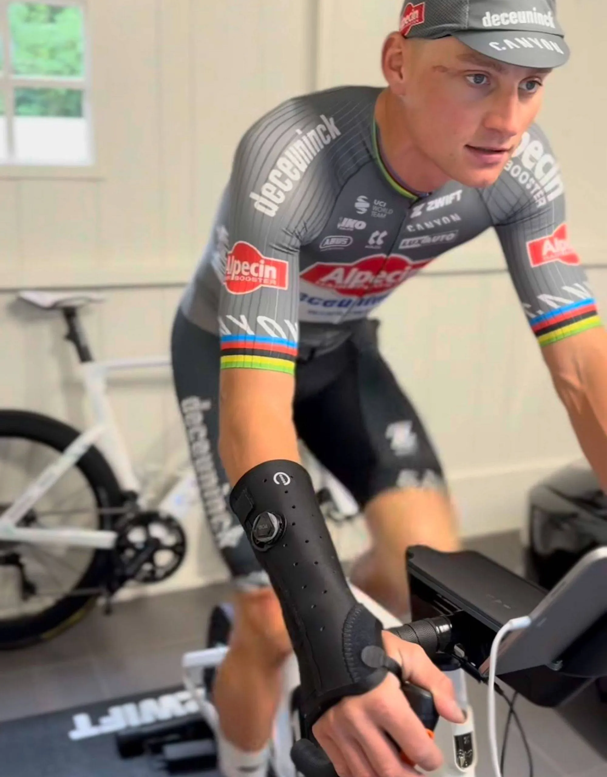 📸 Van der Poel komt met hoopvolle update na zware crash in Nové Město: 'Ik kijk er alweer naar uit om snel op de mountainbike te rijden'