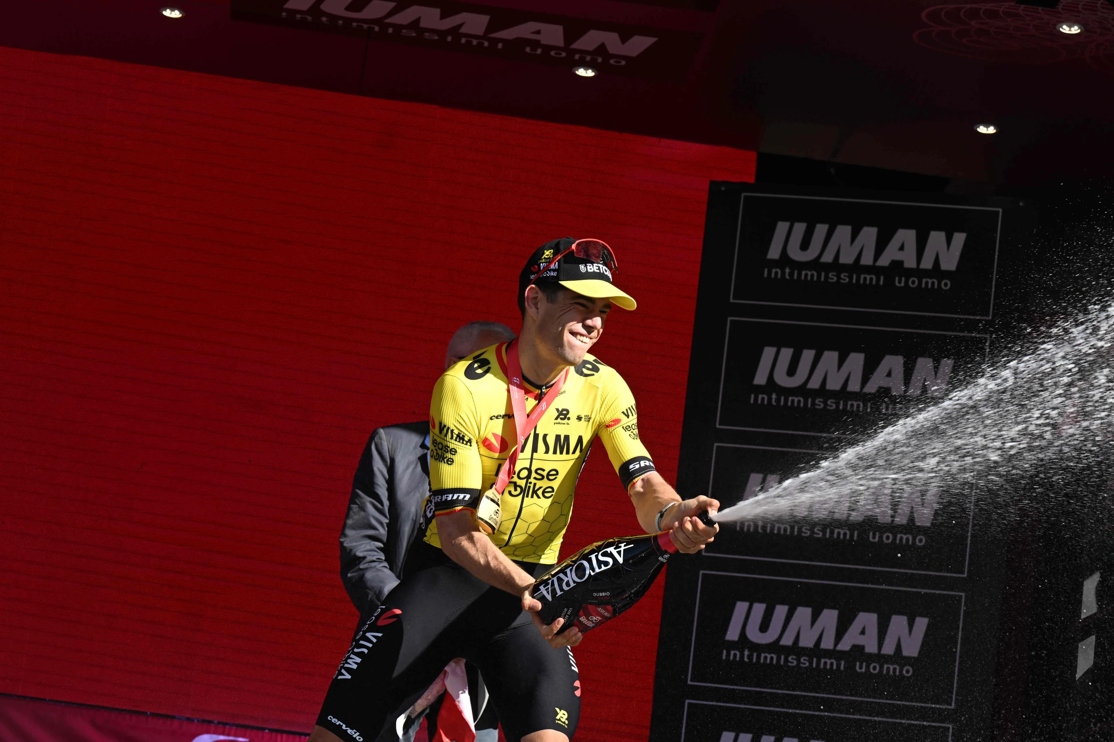 Van Aert voltooit na moeilijke periode bijzondere trilogie: 'Voelde me een beetje sh*t dat ik niet mee kon draaien'