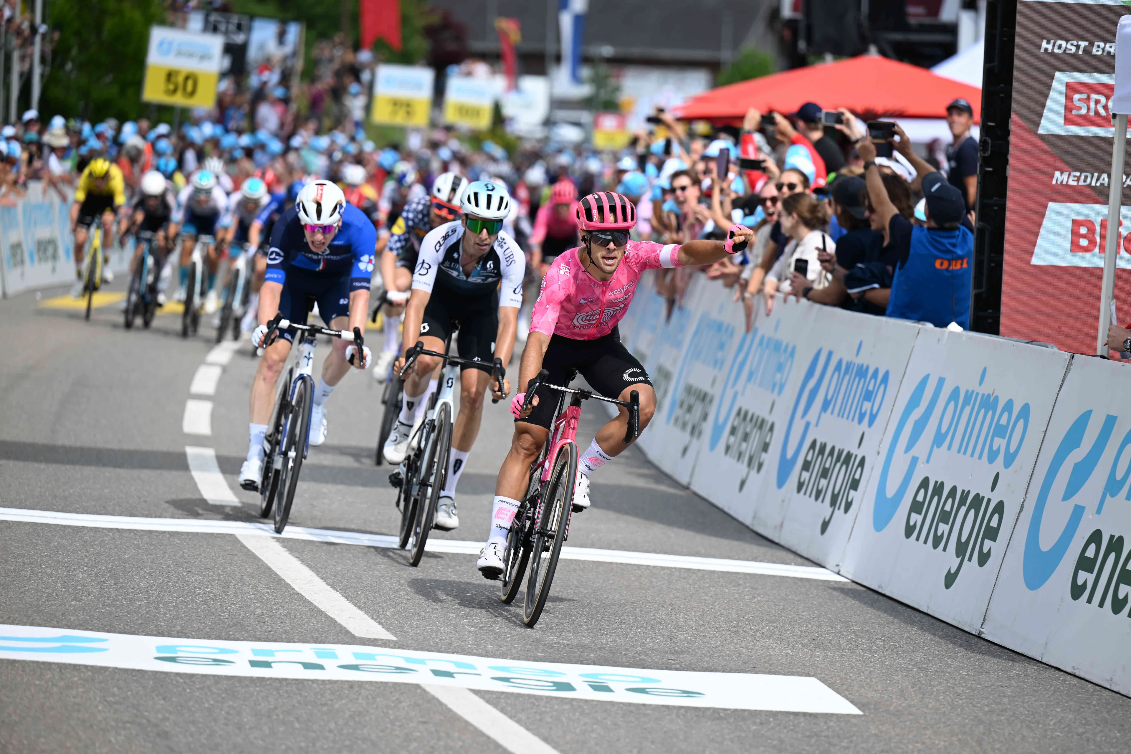 In zeer boeiende slotkilometer is Albanese de slimste en de snelste in Zwitserland, Van Poppel na knappe sprint vijfde