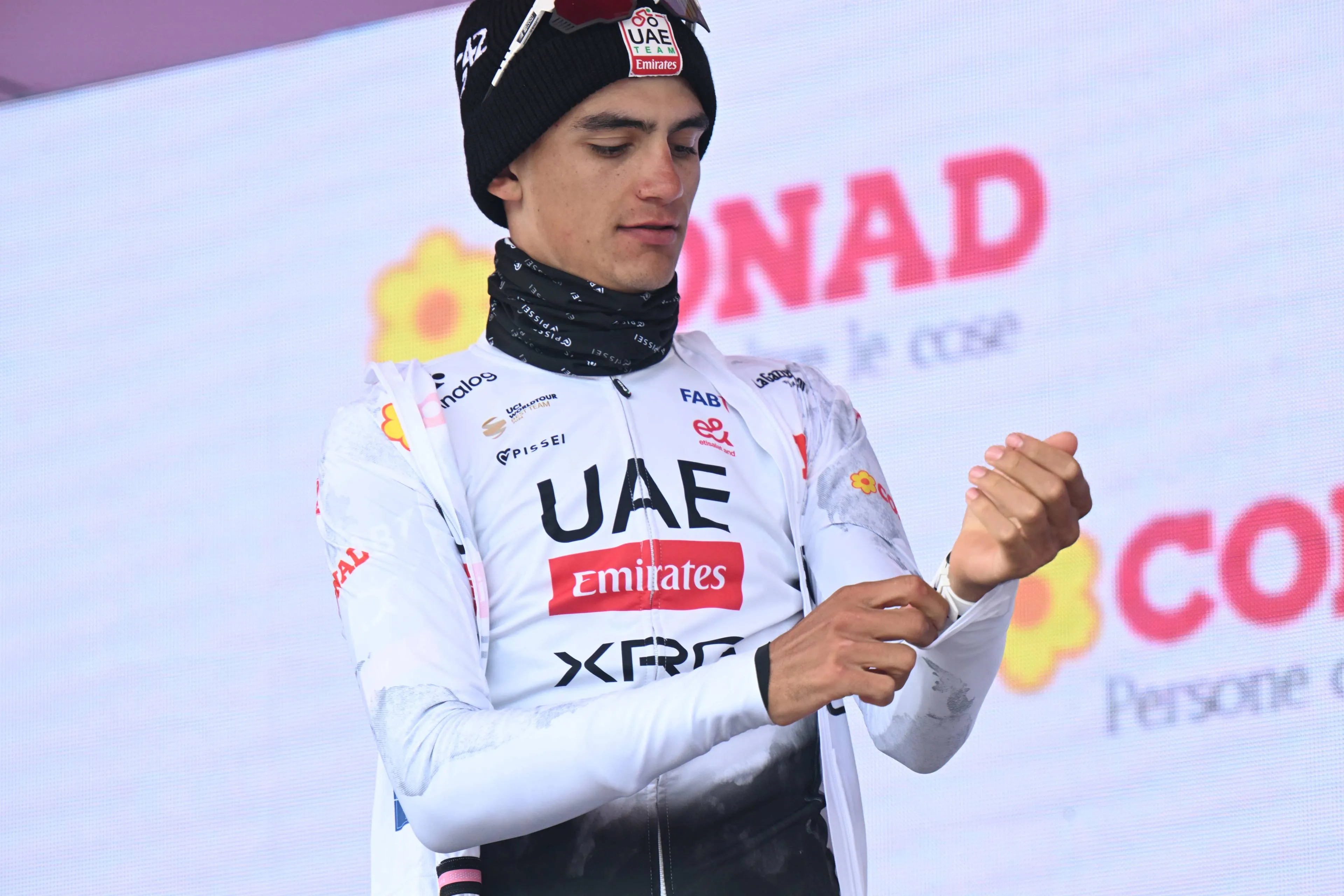 UAE's Finestre blunder baffles Thomas: "I’ve got all kinds of conspiracy theories running through my head"