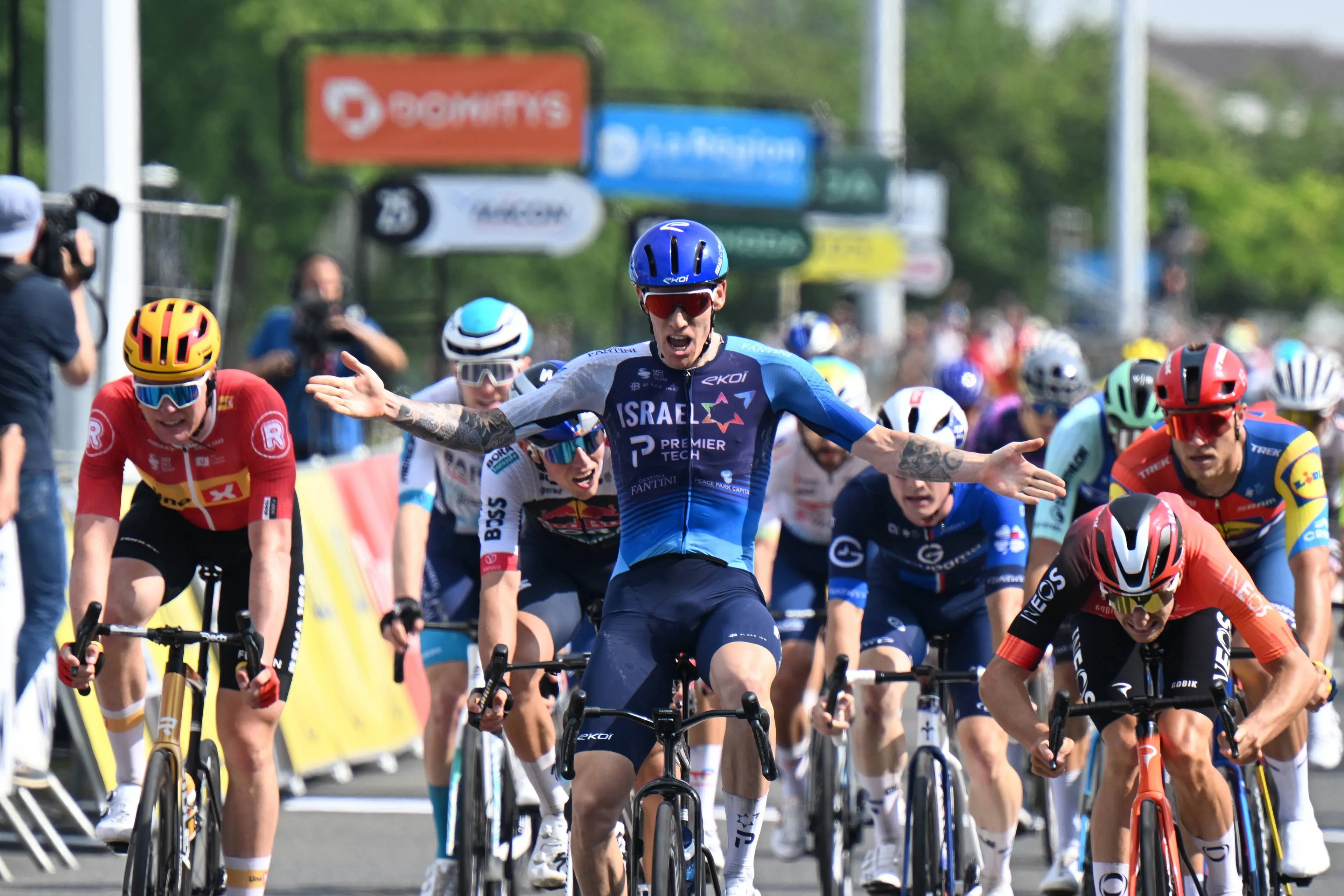 Israel-Premier Tech aims for stage wins in the Tour de France, but how will things be divided between Ackermann, Stewart, and Blackmore?