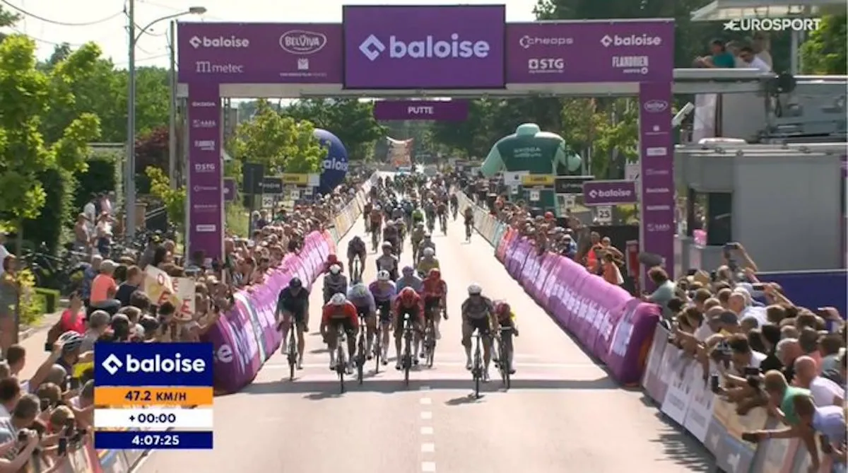 Een dag na bijna-val wint Jasper Philipsen in tweede etappe Baloise Belgium Tour weer eens na 109 dagen