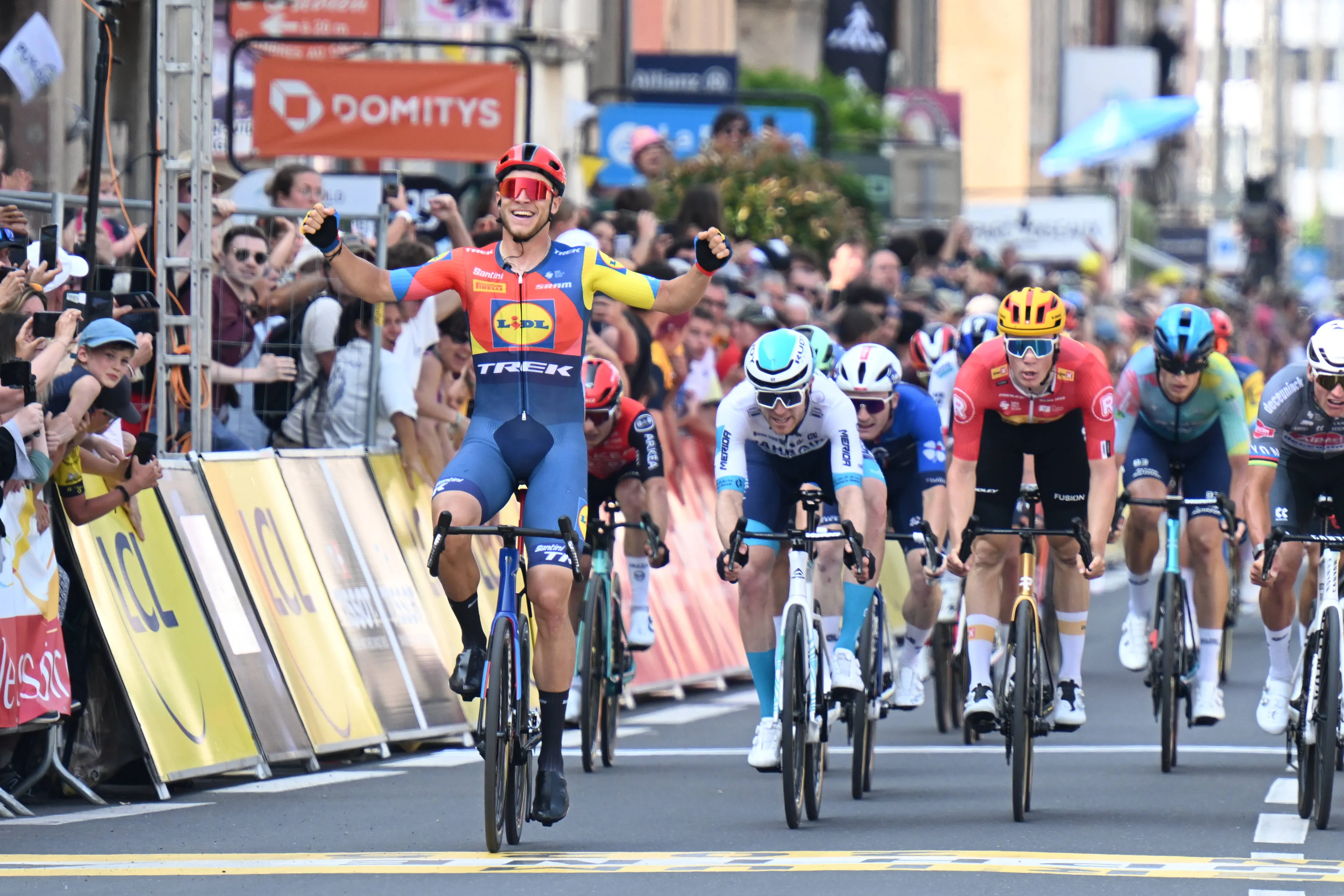 Van der Poel daagt winnende Milan uit in massasprint etappe 2 Dauphiné nadat UAE en Visma | Lease a Bike het met elkaar uitvochten