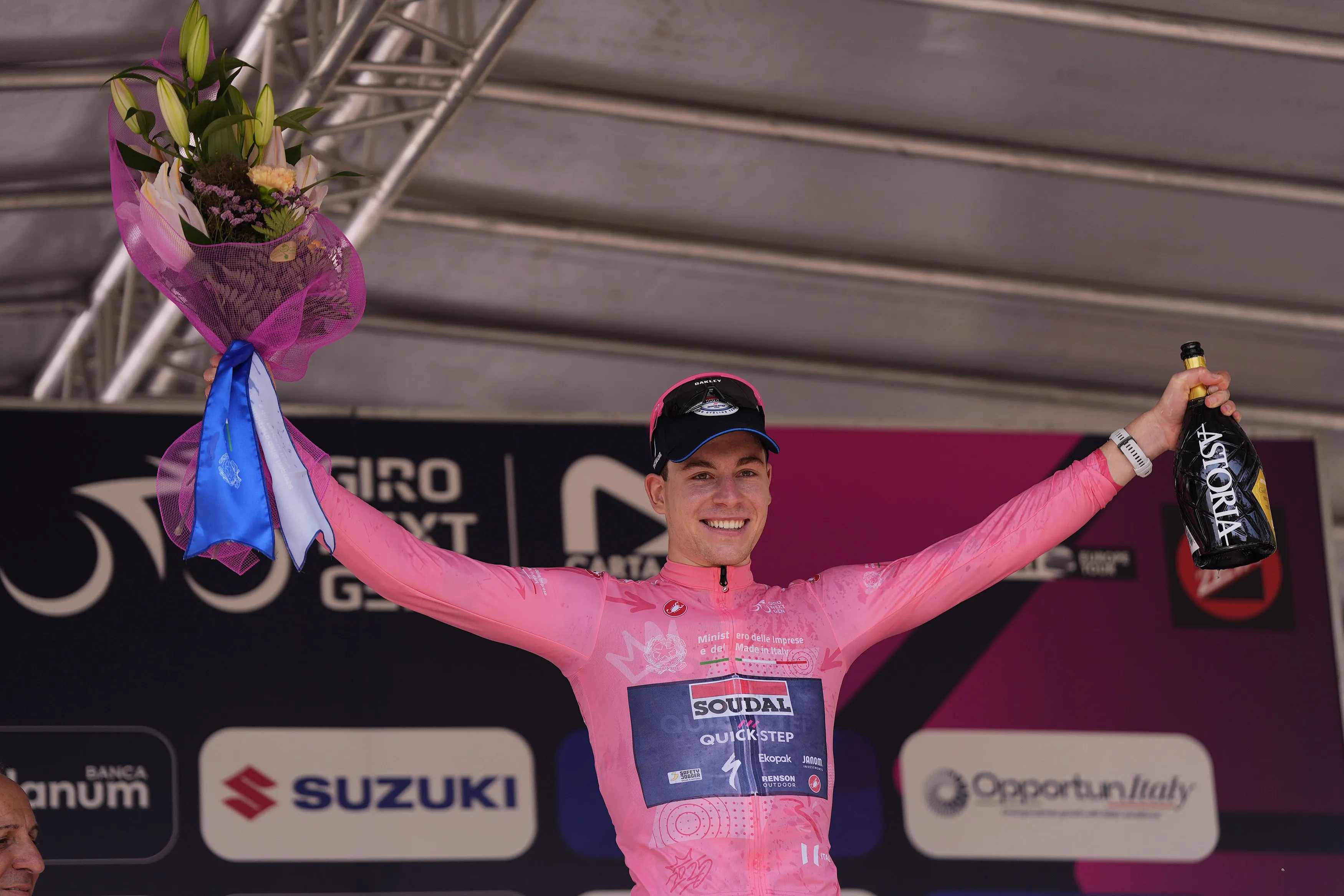 Soudal Quick-Step-talent blijft op fraaie wijze peloton voor in Giro Next Gen en pakt leiding na lange dag in de aanval