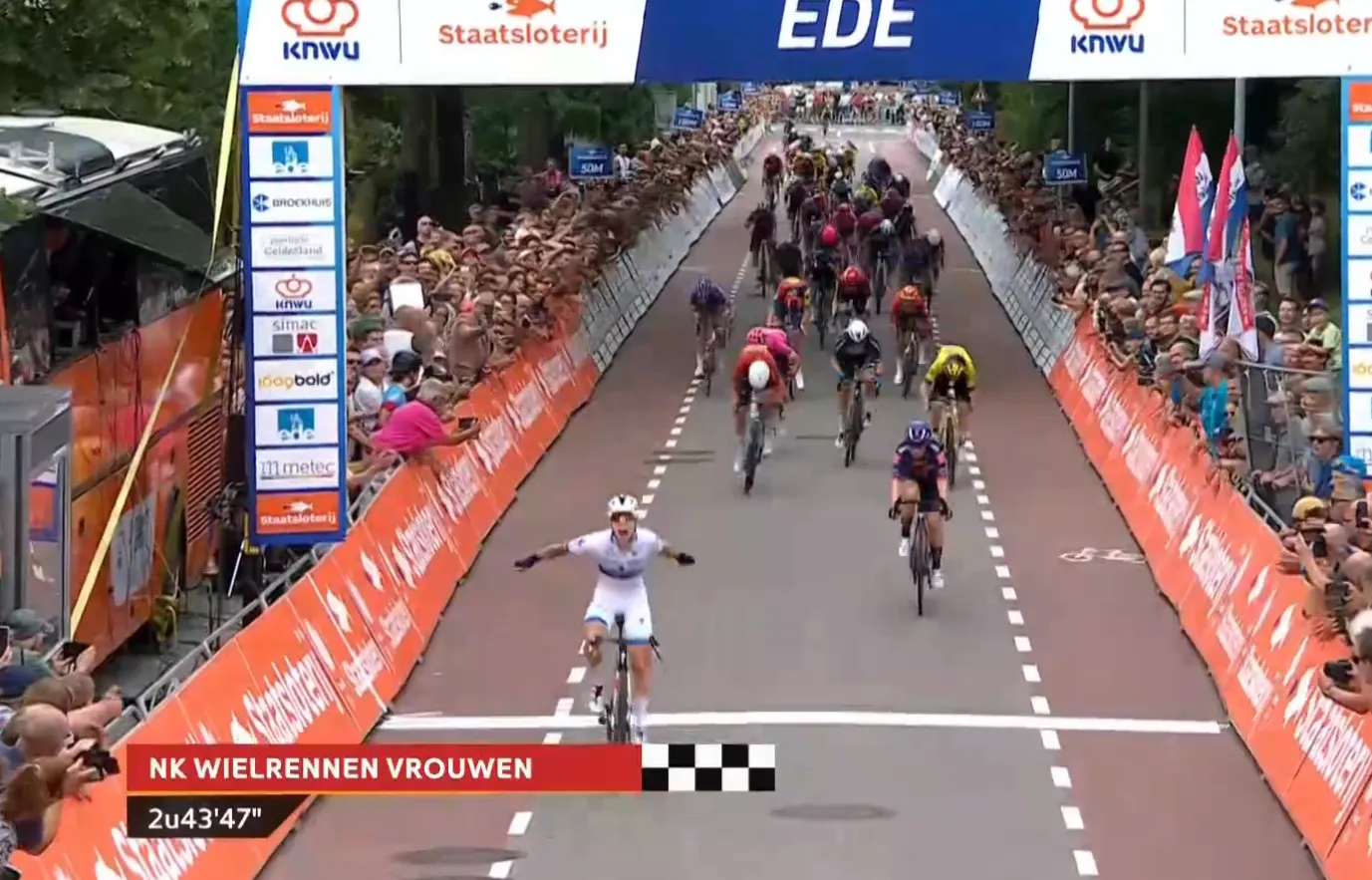 Aanvalslust van gevallen Vollering en Vos ten spijt, SD Worx brengt machtige Wiebes in zetel naar nationale titel