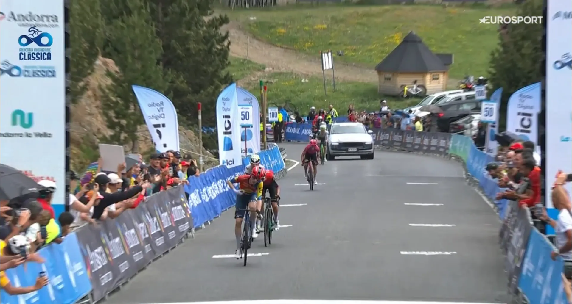 Twee maanden niet gekoerst, maar Skjelmose keert meteen met zege terug in loodzware bergklassieker in Andorra