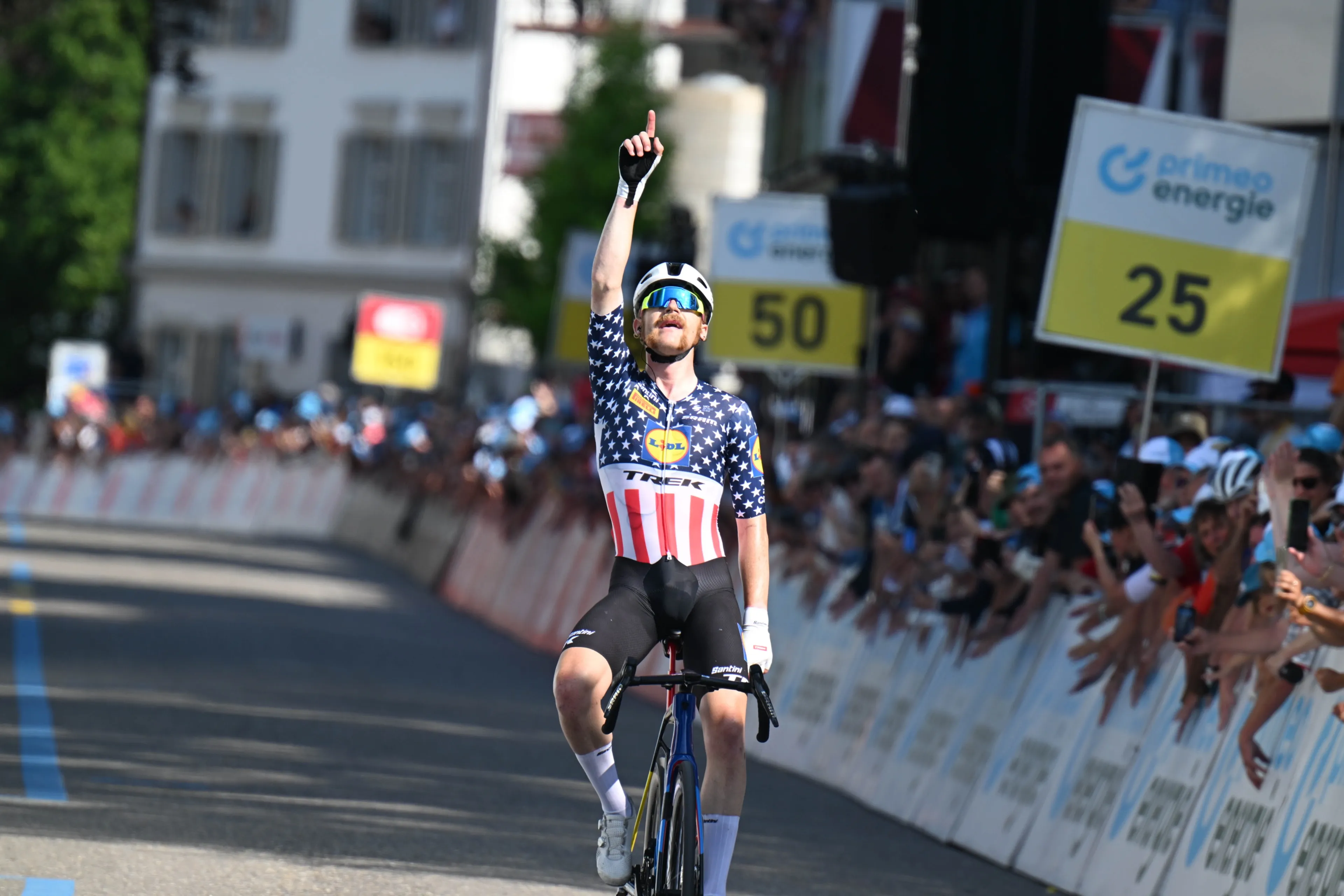 Na lange dag in de aanval rondt Simmons in Zwitserland knappe solo af, nadat de toppers zich verkijken op de Amerikaan