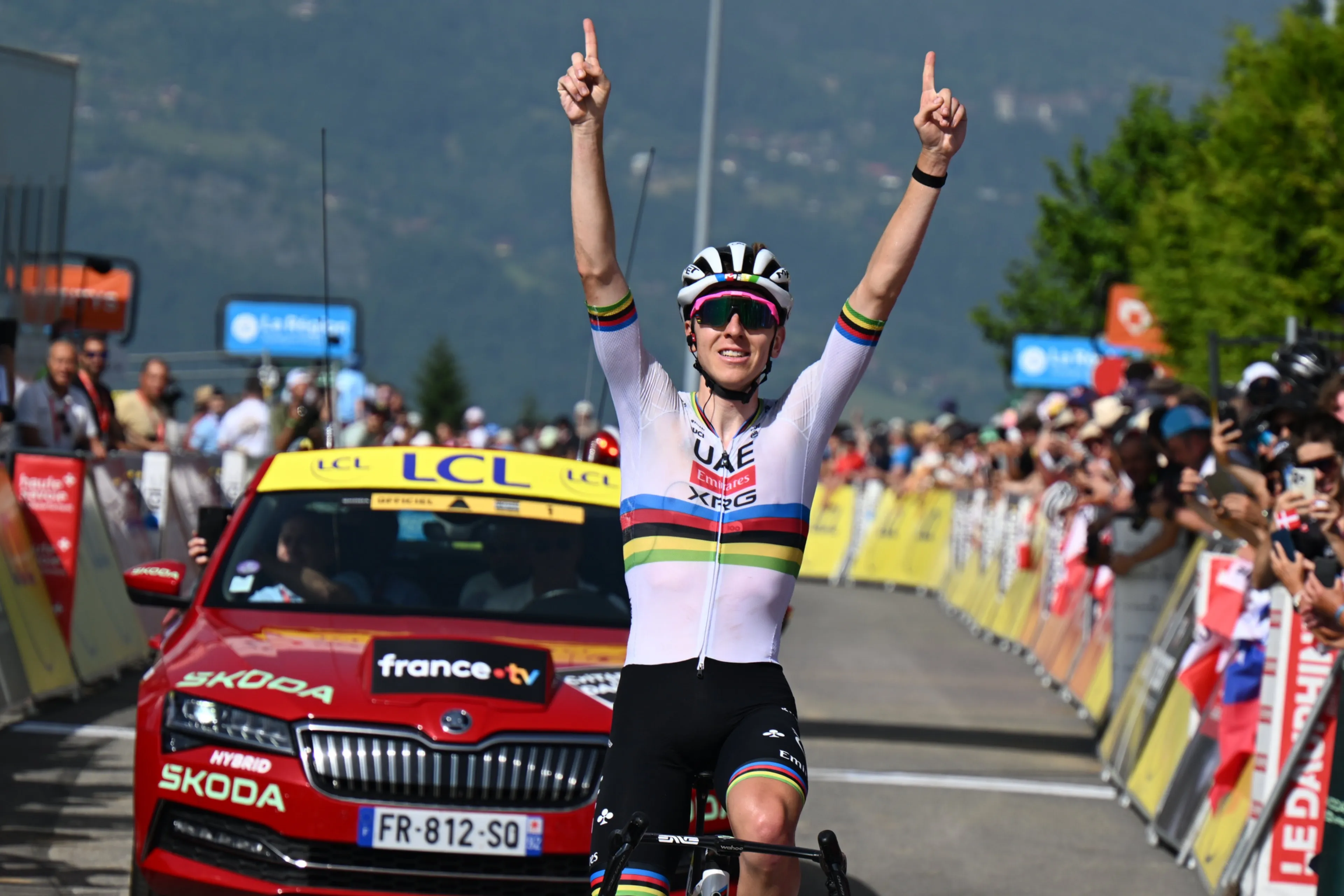 Tadej Pogacar zet Jonas Vingegaard en Remco Evenepoel flink te kijk in eerste bergrit Critérium du Dauphiné