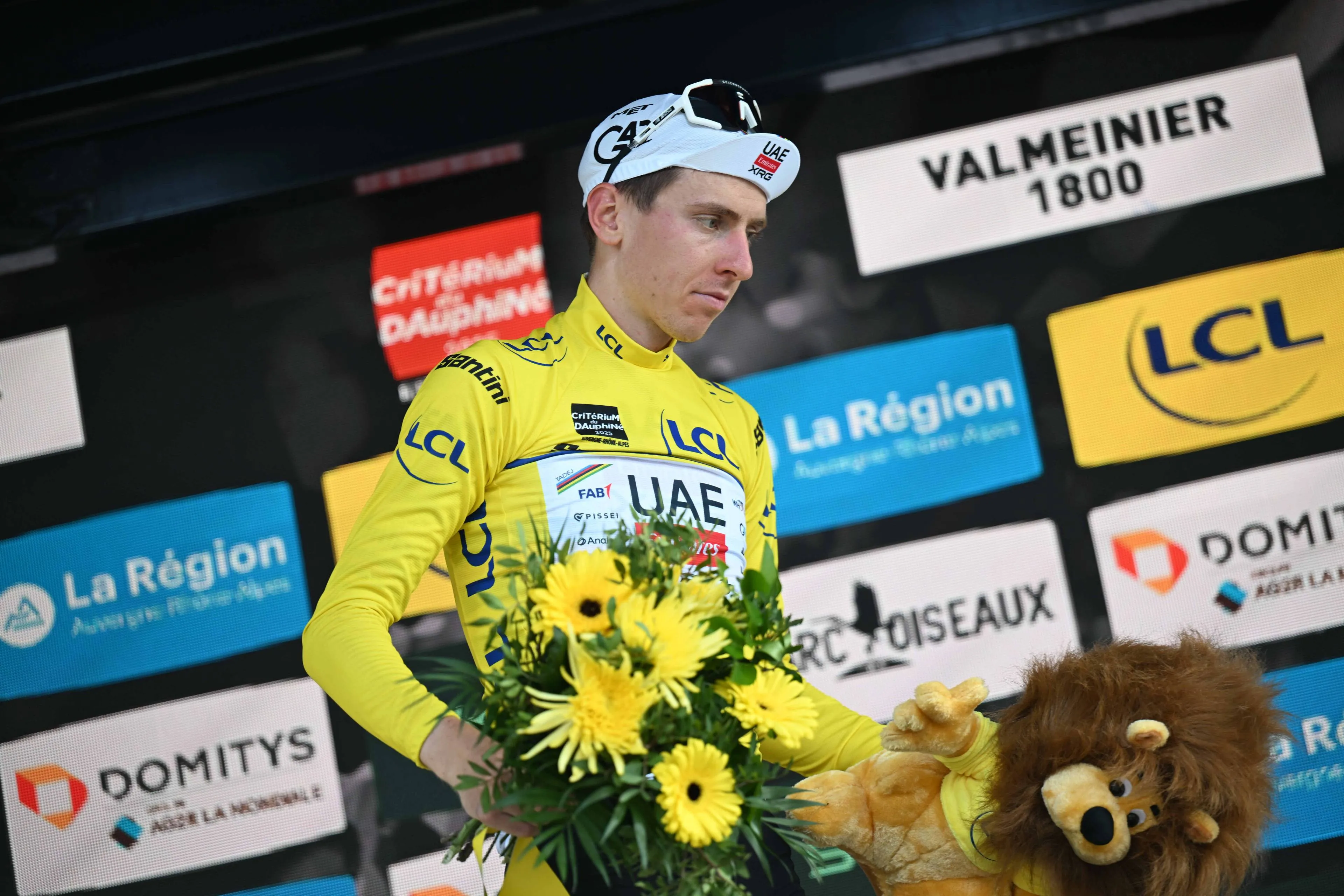Overspeelt 'Duidelijk vermoeide' Pogacar zijn hand met aanvalslust in Dauphiné? 'Je vraagt je af of dat nodig is'
