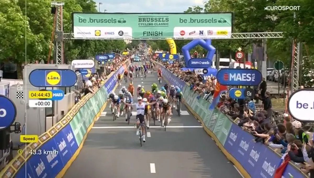 Na Magnier op zaterdag boekt oppermachtige Merlier in Brussel de 999ste zege voor Soudal Quick-Step