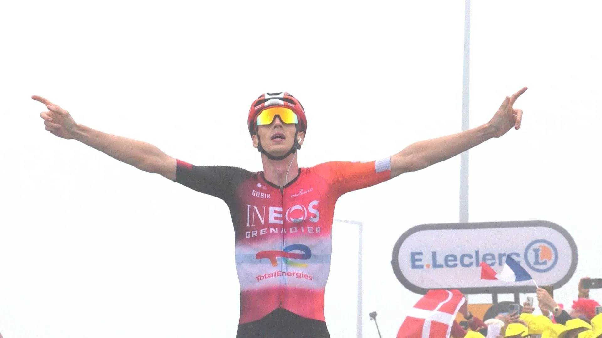 INEOS Grenadiers-ploegleider emotioneel na zege Thymen Arensman: 'Het is big business, maar hij is ook nog gewoon een jonge gast'