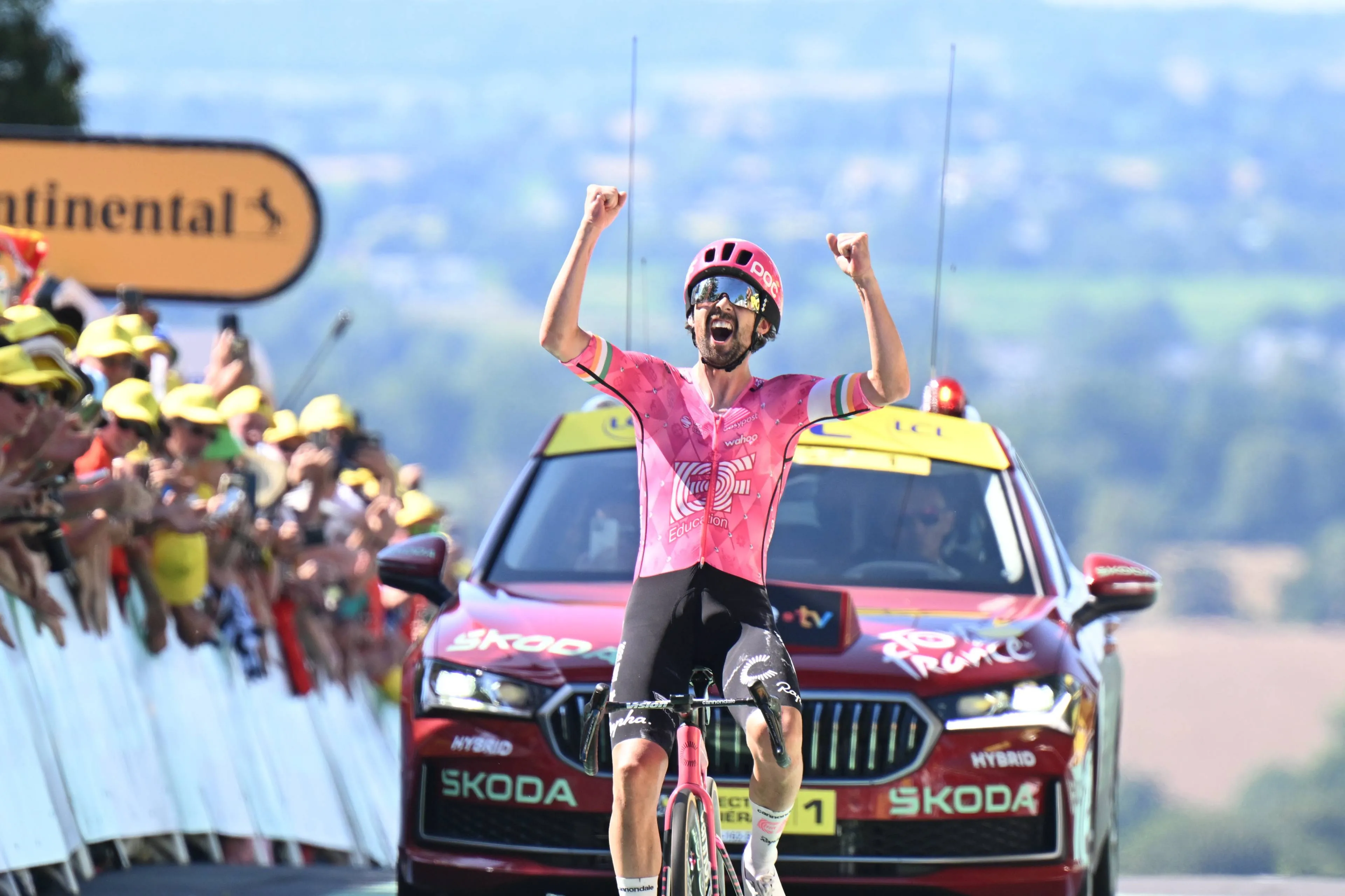 Van der Poel pakt na knotsgekke dag vanuit de vlucht met één tel de gele trui, waar Healy op z'n Healy's de etappe wint