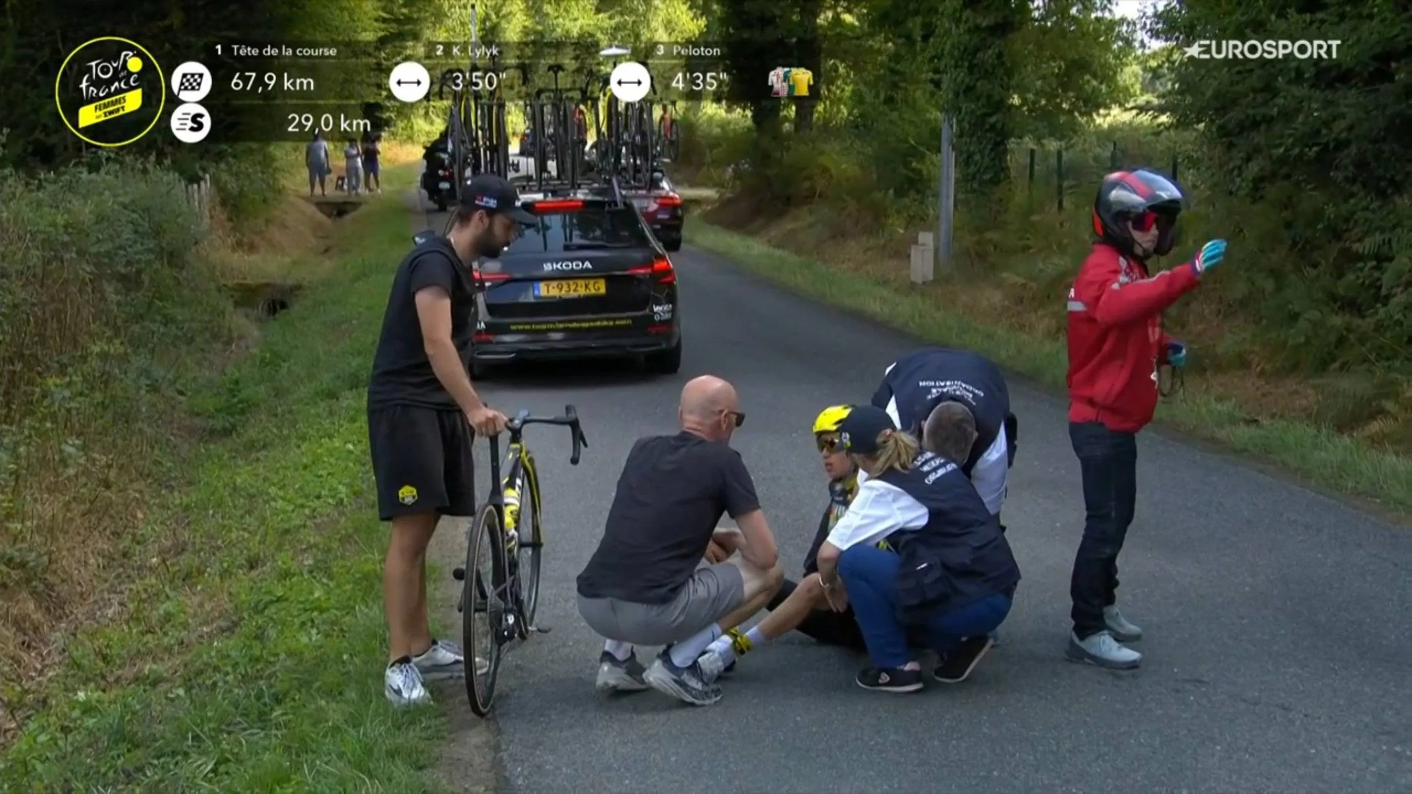 Key climbing domestique for Ferrand-Prévot taken to hospital after crash in Tour de France Femmes