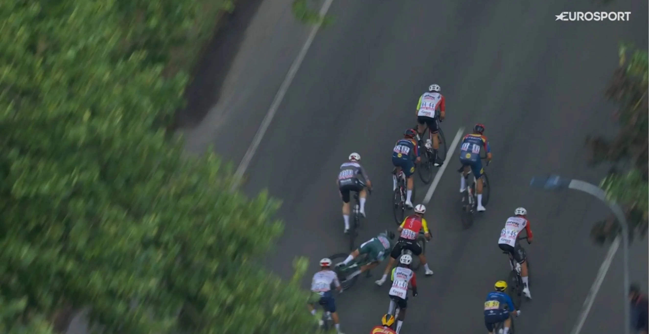 🎥 Jasper Philipsen crashes hard during intermediate sprint, Belgian withdraws from Tour with serious injuries