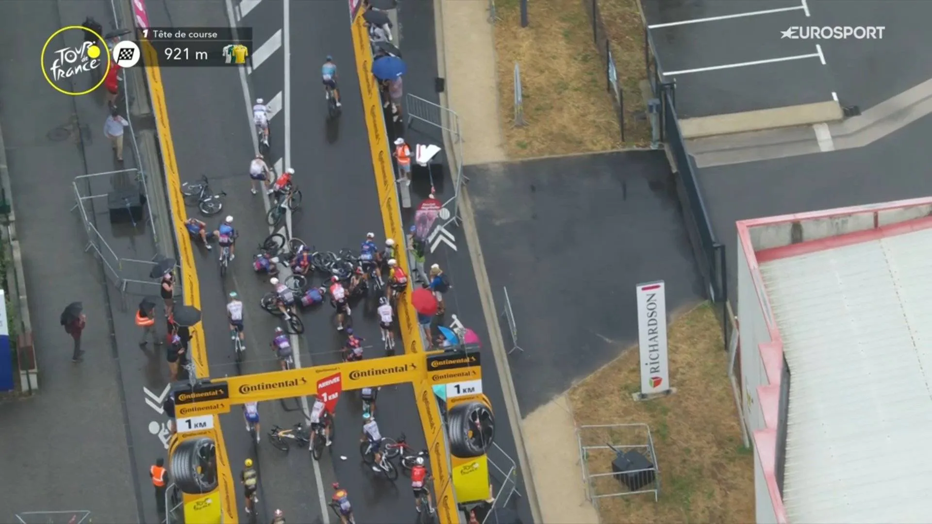 🎥 What really happened in stage 17’s chaotic crash near the finish? Bittner (Picnic PostNL) got sandwiched