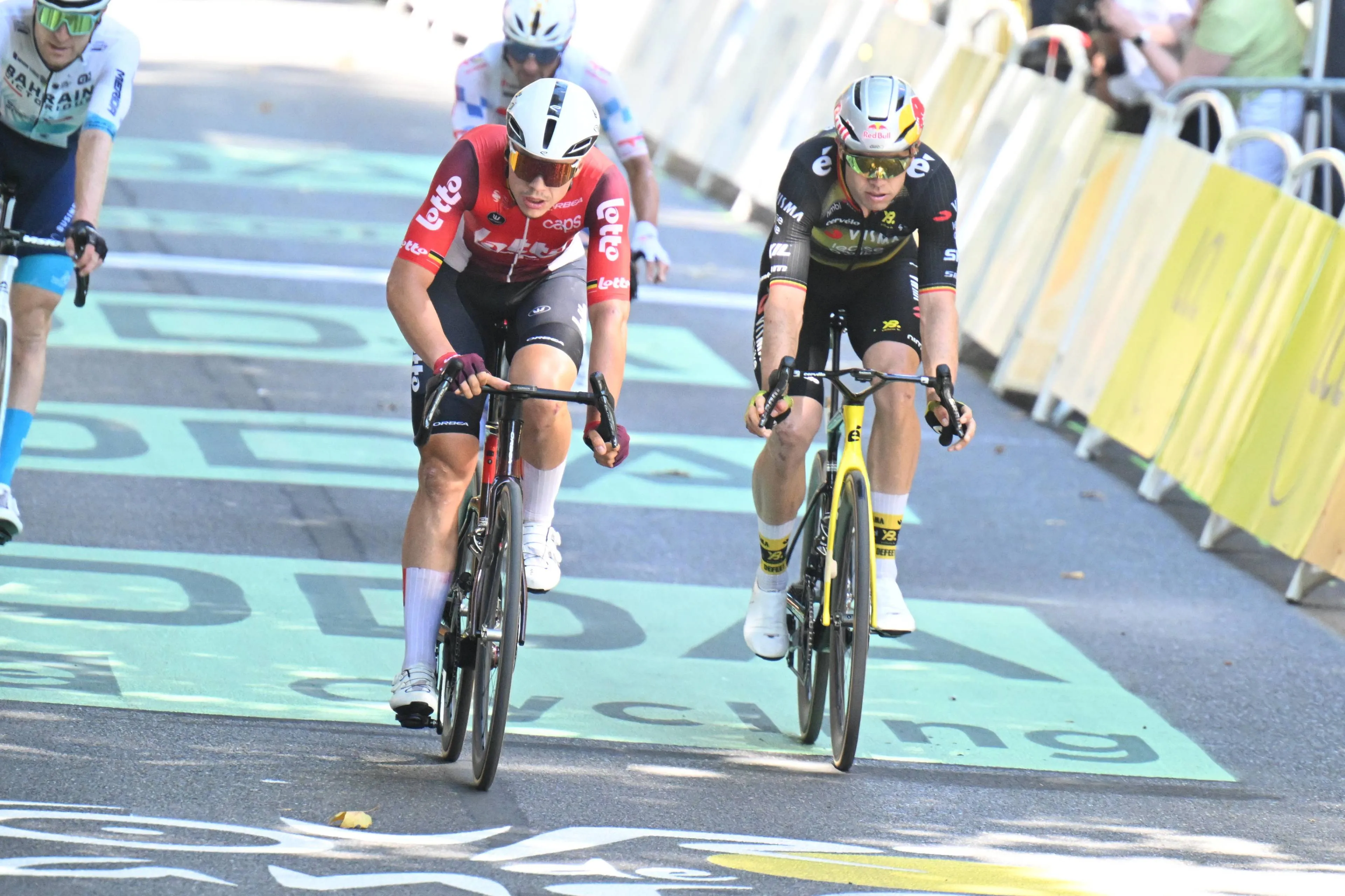 Terwijl Lotto jubelt om vorm De Lie, blijft Van Aert zitten met 'benen om te winnen': 'Beter worden enkel leuk op training'