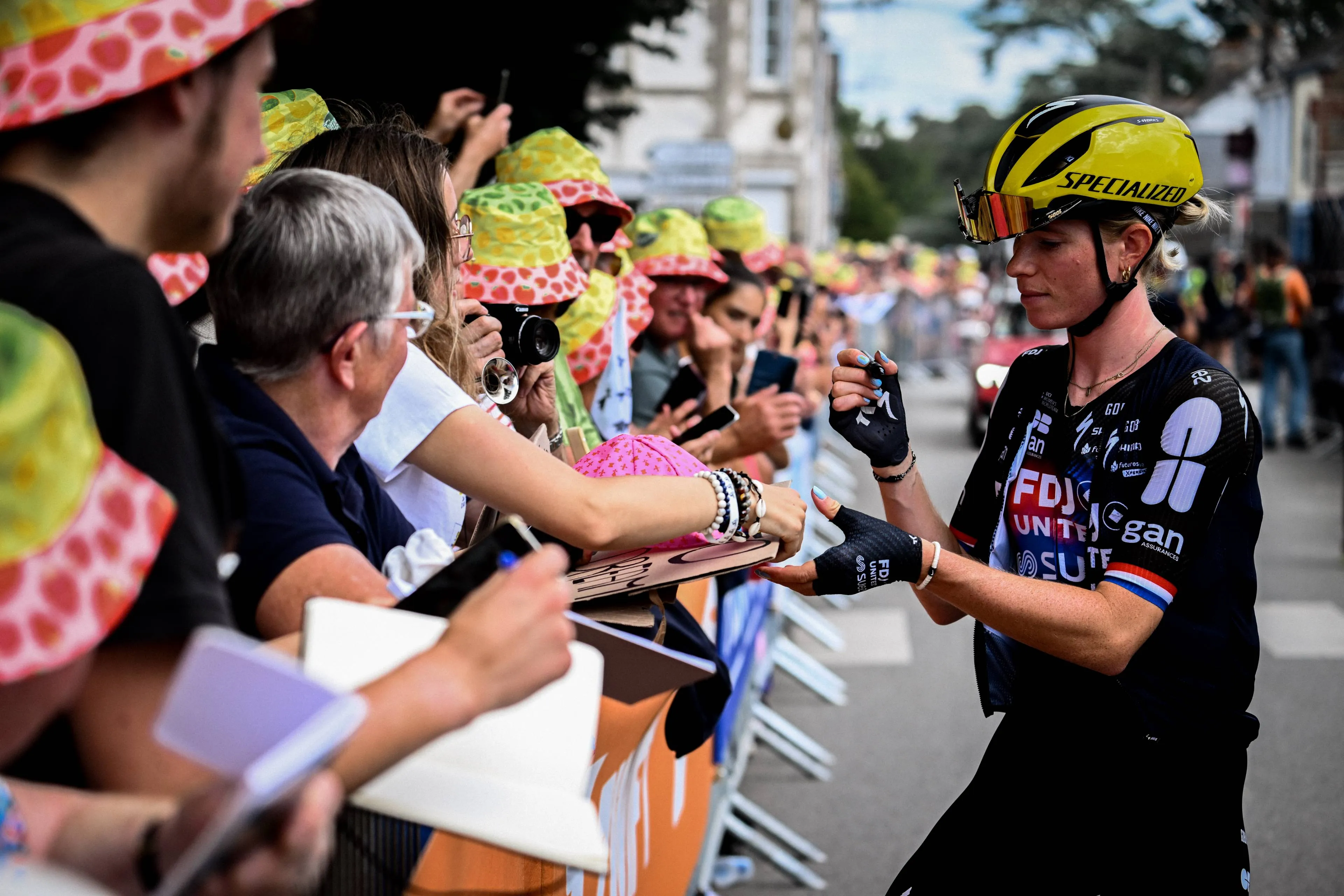 Dumoulin adviseert worstelende Kopecky en schrijft Vollering niet af na valpartij: 'Pogacar viel ook heel hard'