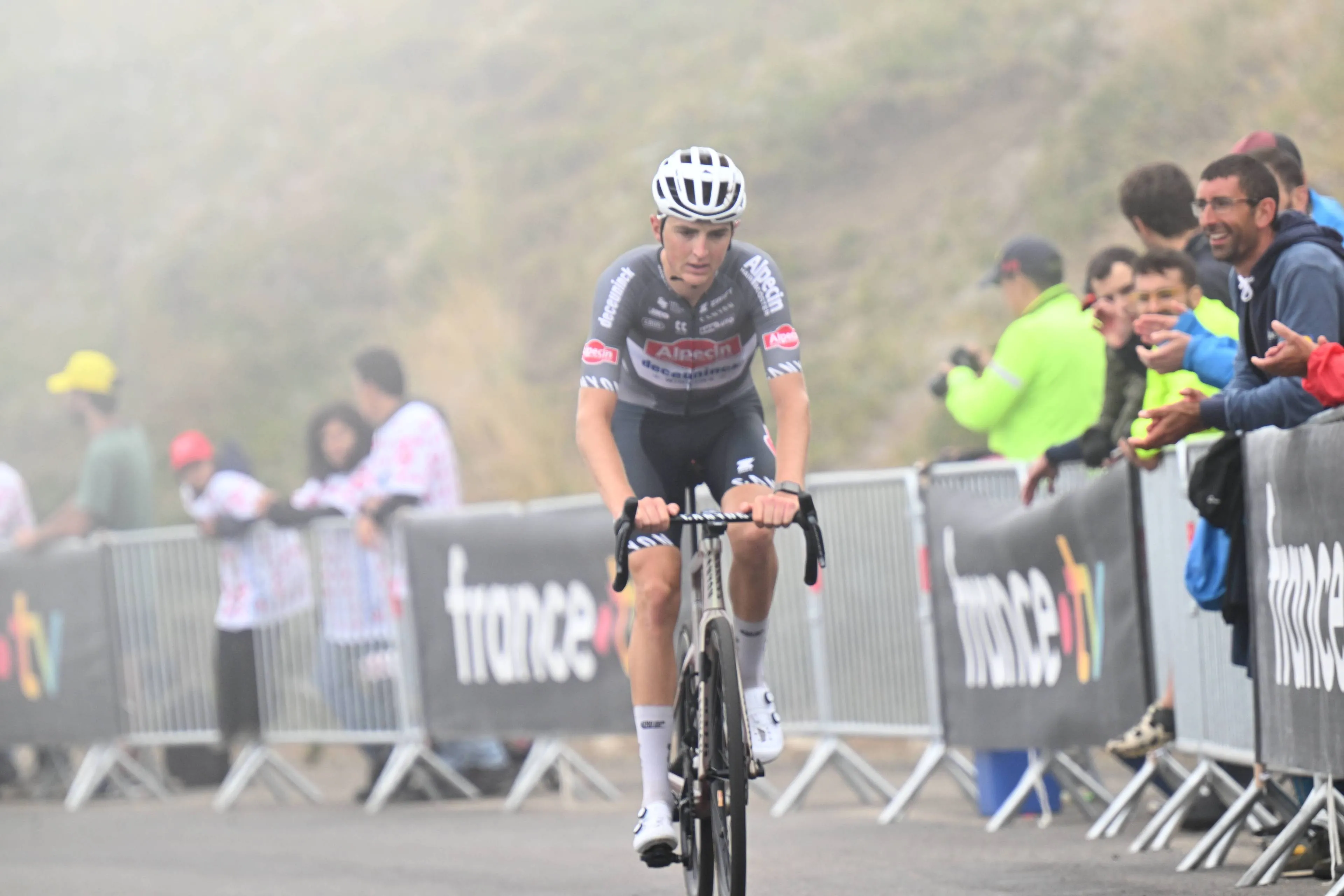 Boetes, tijdstraffen en juryrapport Tour de France 2025 | Dure plakbidons bij Alpecin-Deceuninck