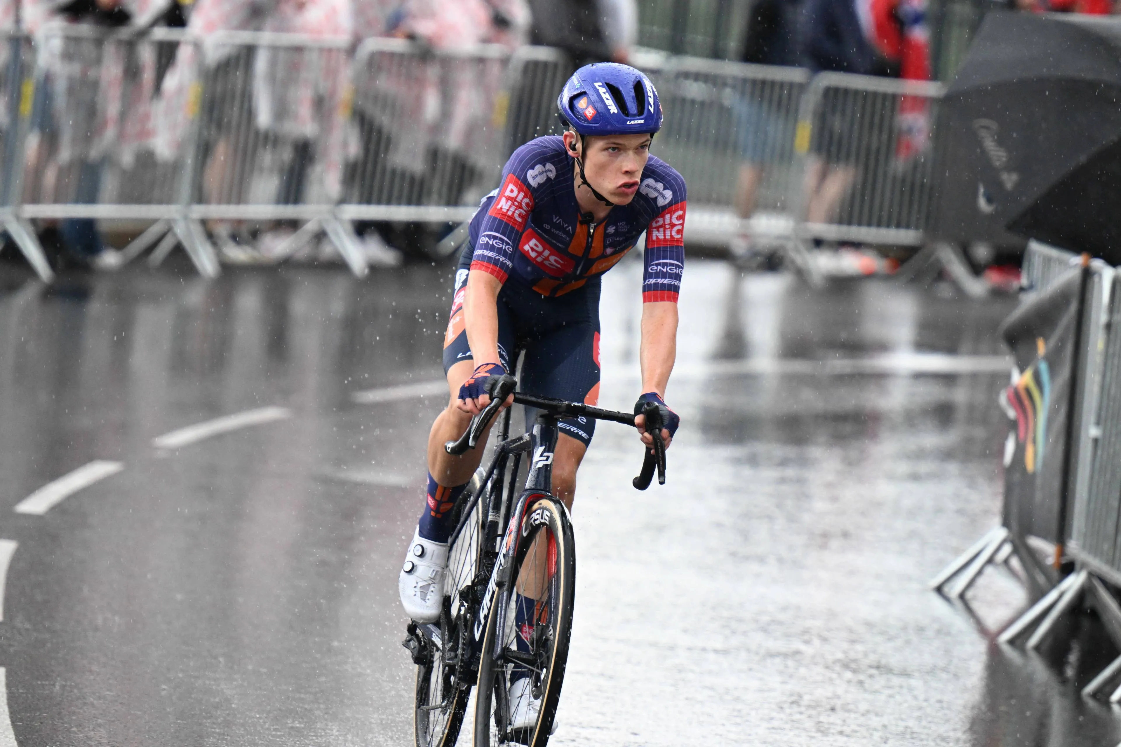 Van den Broek in de tang, maar tevreden na 2e plek: 'Ik zei: 'Ik kan moeilijk tegen jullie sprinten met m'n 1000 watt''