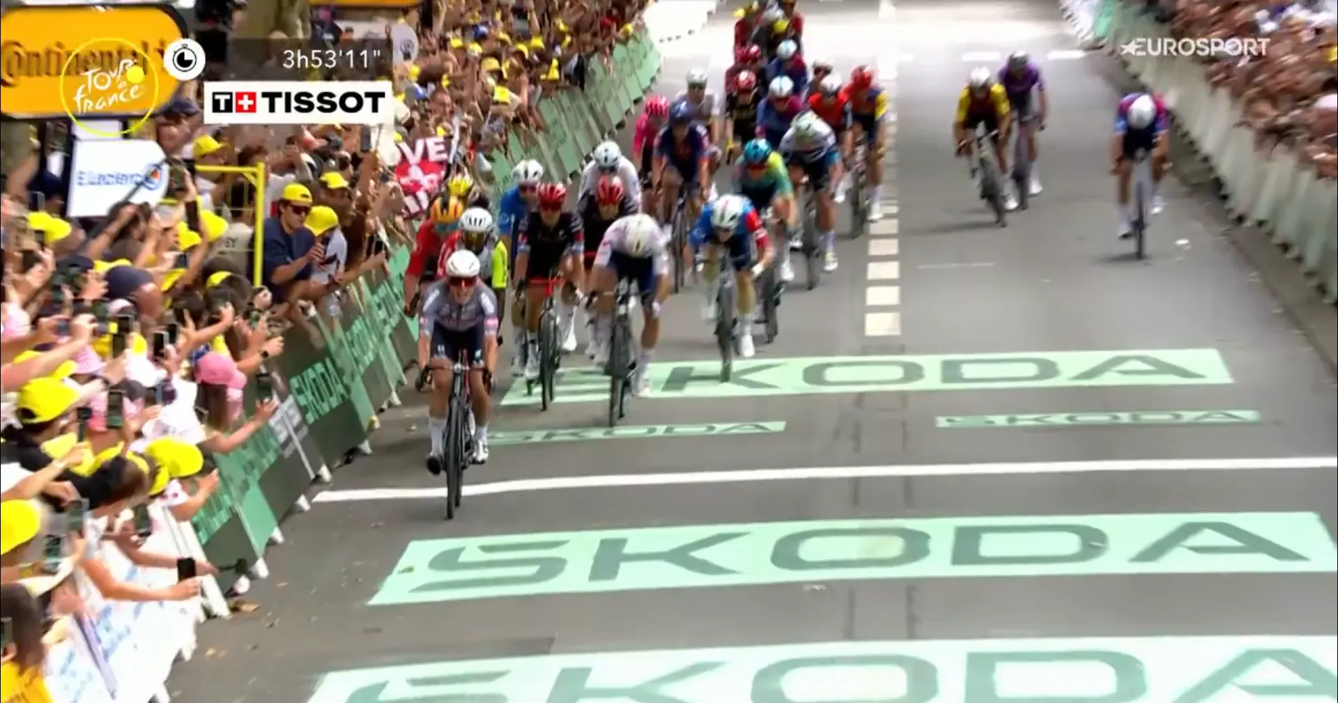 Waaierspektakel in openingsrit Tour de France bezorgt Philipsen gele trui, Evenepoel verliest tijd op rivalen
