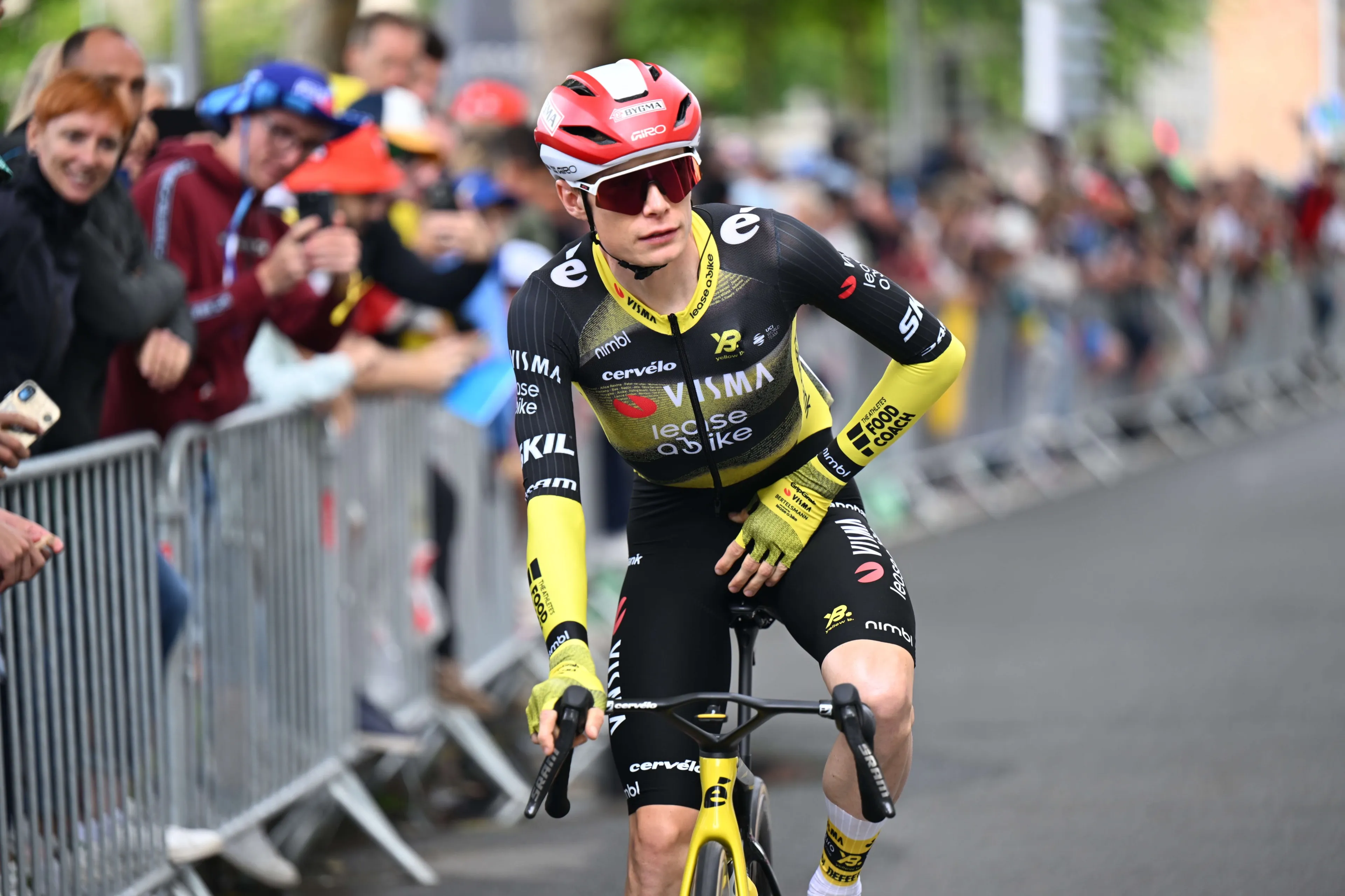 Riis ziet goedkeurend toe hoe Pogacar en Vingegaard kritiek uiten op Visma: 'Van Aert rijdt zijn eigen Tour'