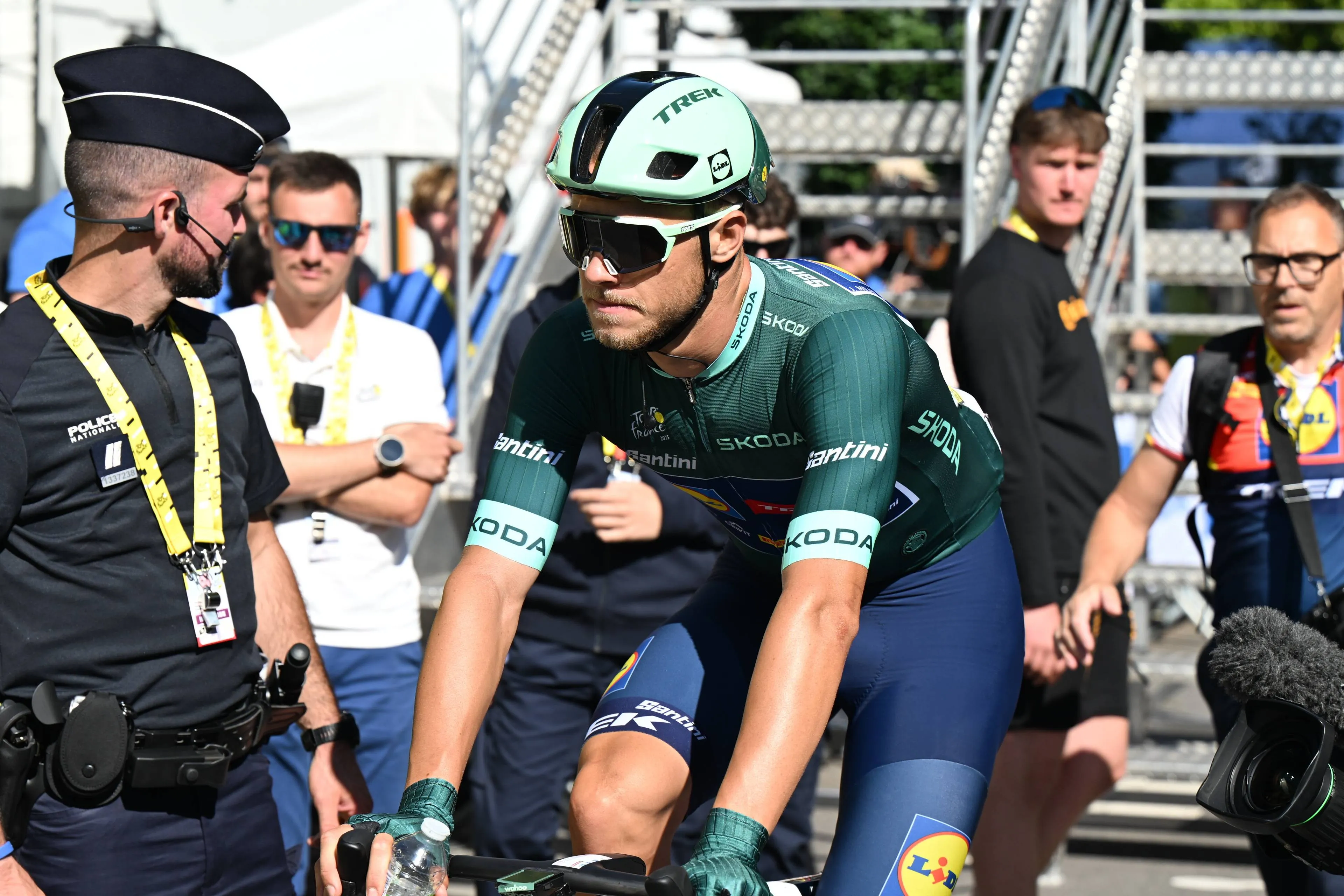 Boetes, tijdstraffen en juryrapport Tour de France 2025 | Milan wint, maar krijgt wel boete én dure straf in groene strijd