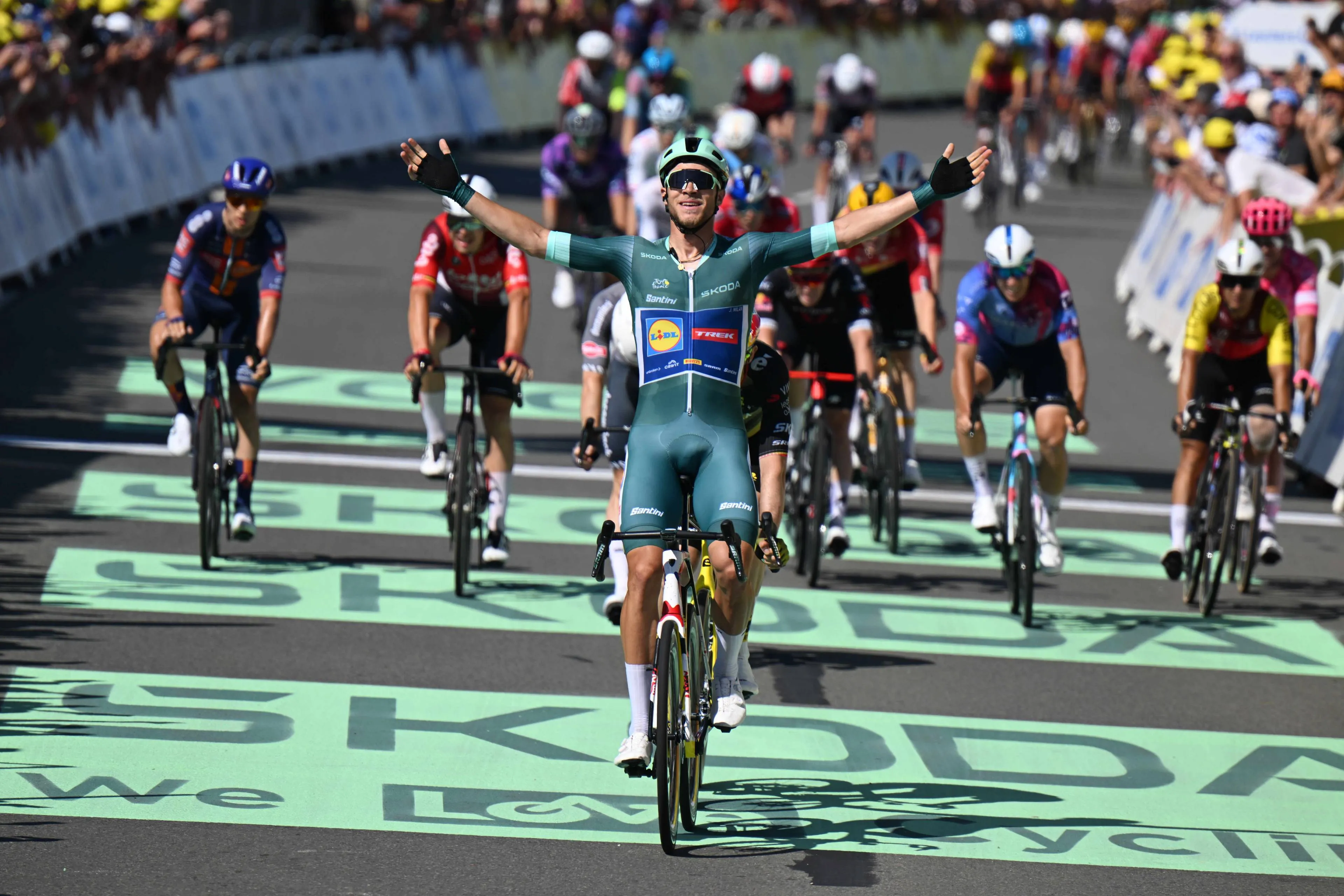 🎥 Stage 8 recap – Tour de France 2025: And suddenly, Wout van Aert finds his legs
